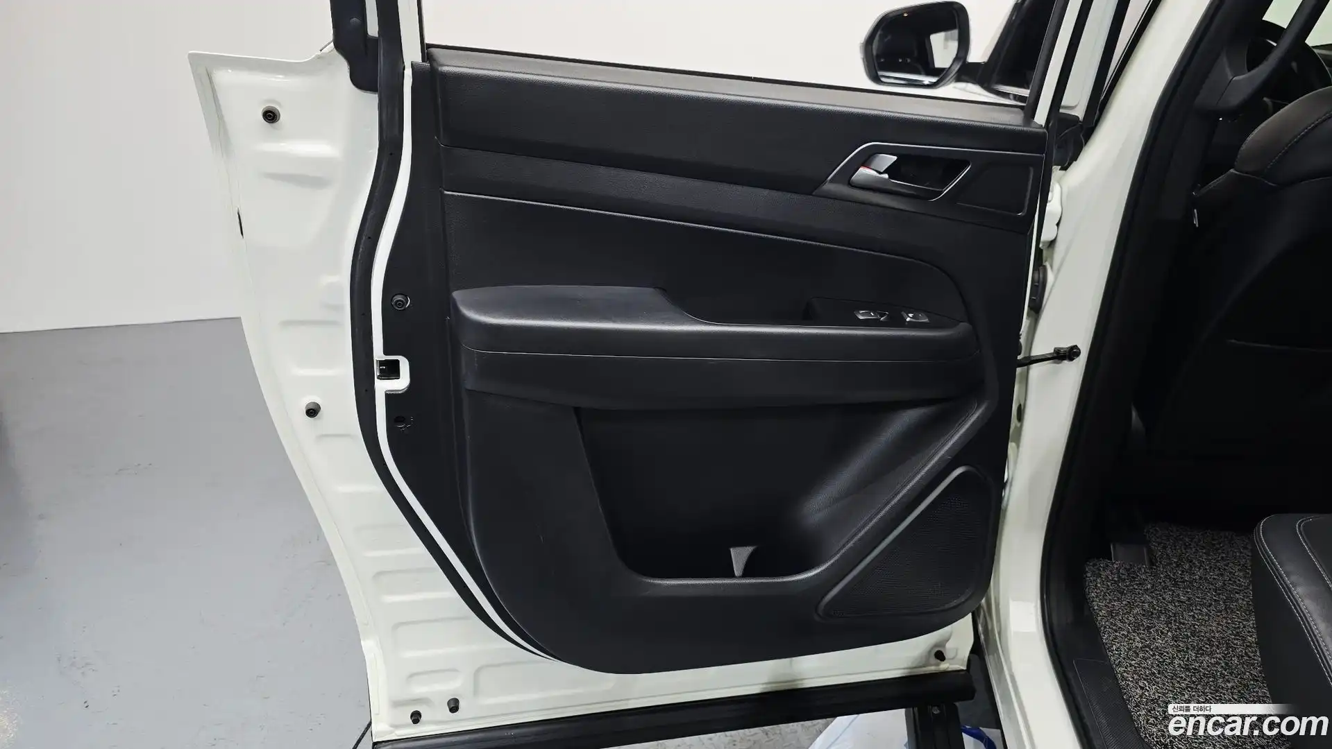 Rexton KG Mobility 2022.2-INNER-035