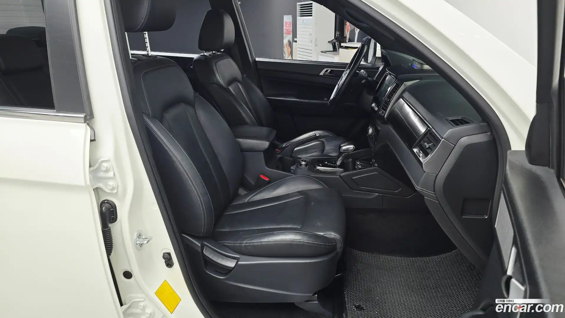 Rexton KG Mobility 2022.2-INNER-036