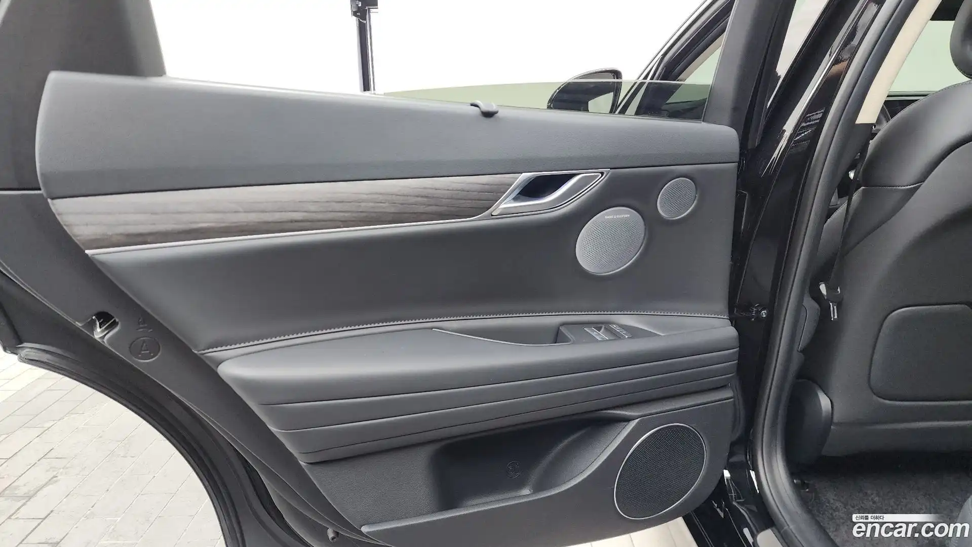 G80 Genesis 2025.0-INNER-035