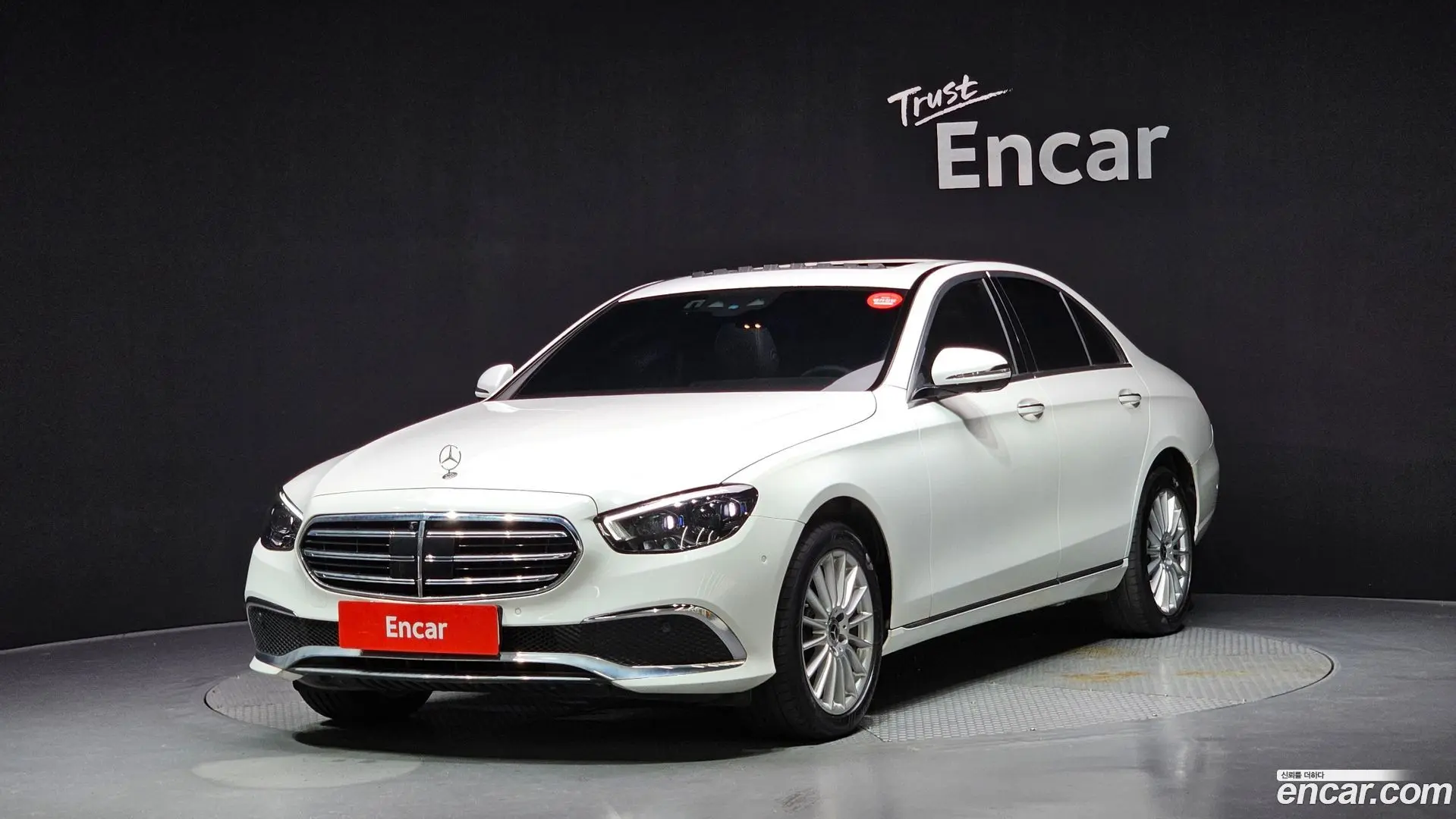 Main__Slider__Photo:E-Class Mercedes-Benz 2023.7-0