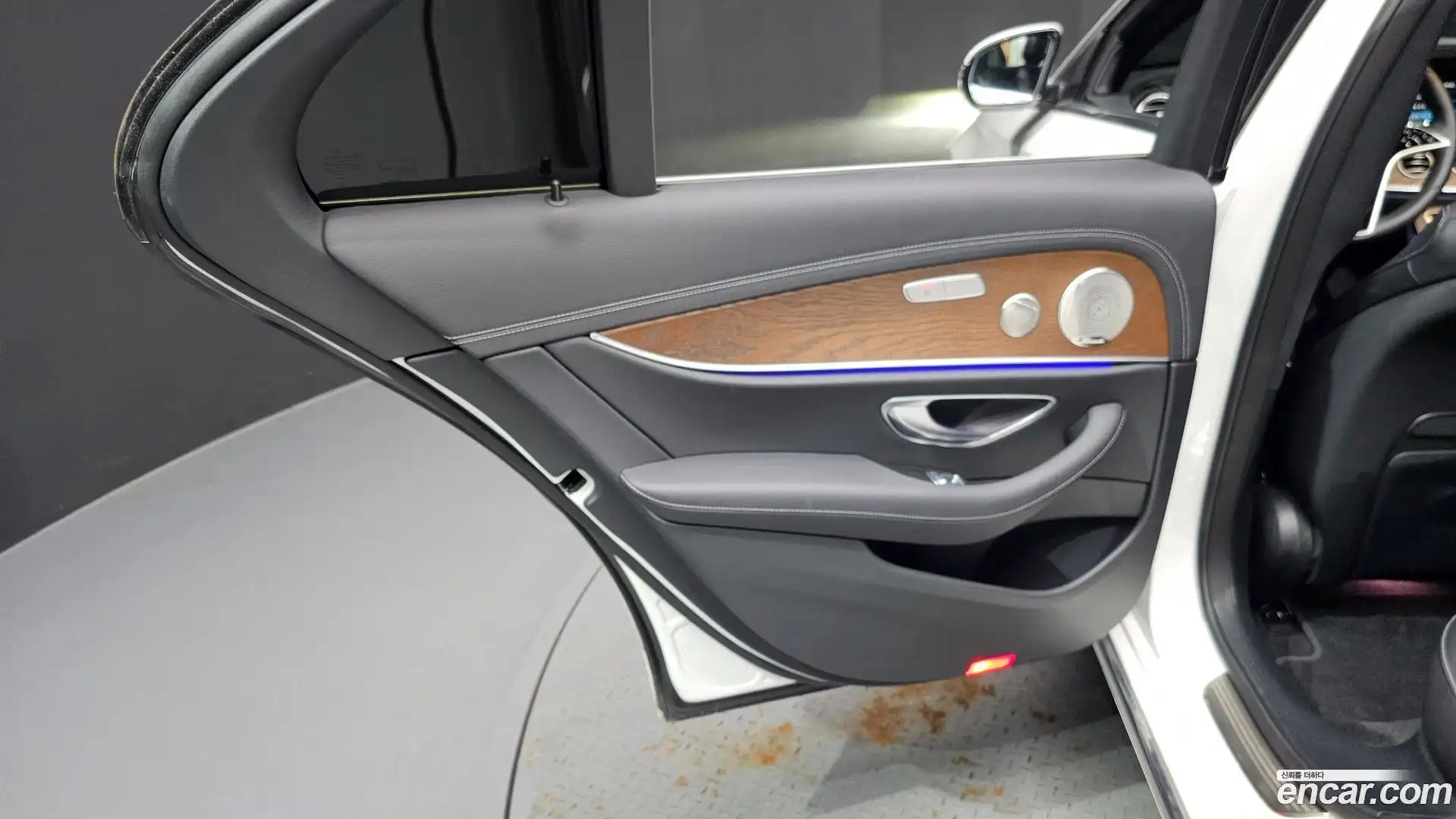 E-Class Mercedes-Benz 2023.7-INNER-035
