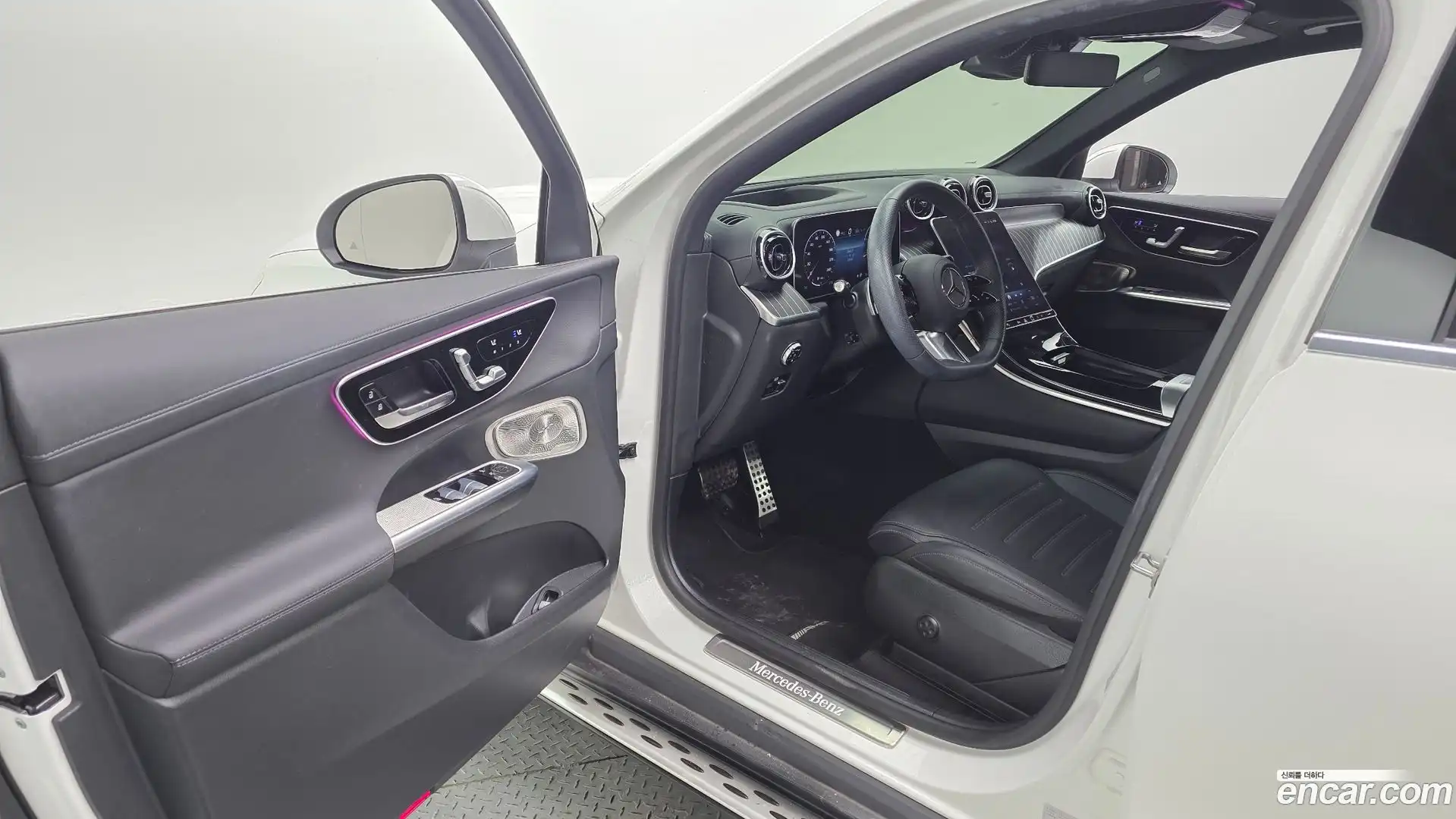 GLC-Class Mercedes-Benz 2023.10-INNER-010