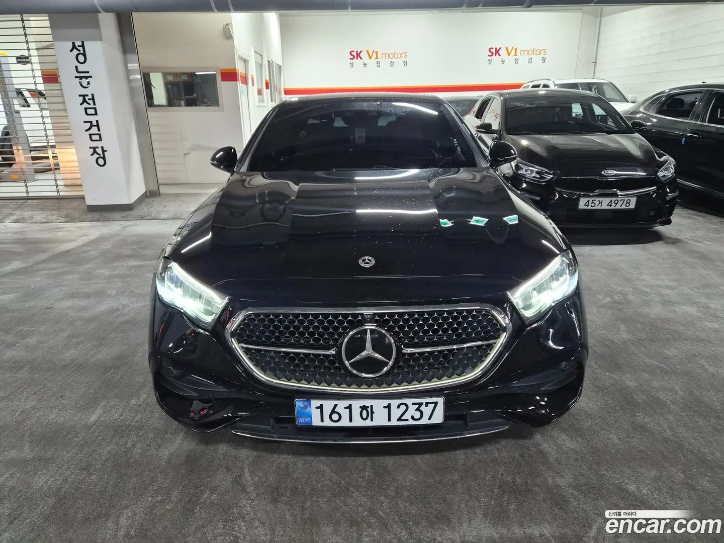 Main__Slider__Photo:E-Class Mercedes-Benz 2025.9-0