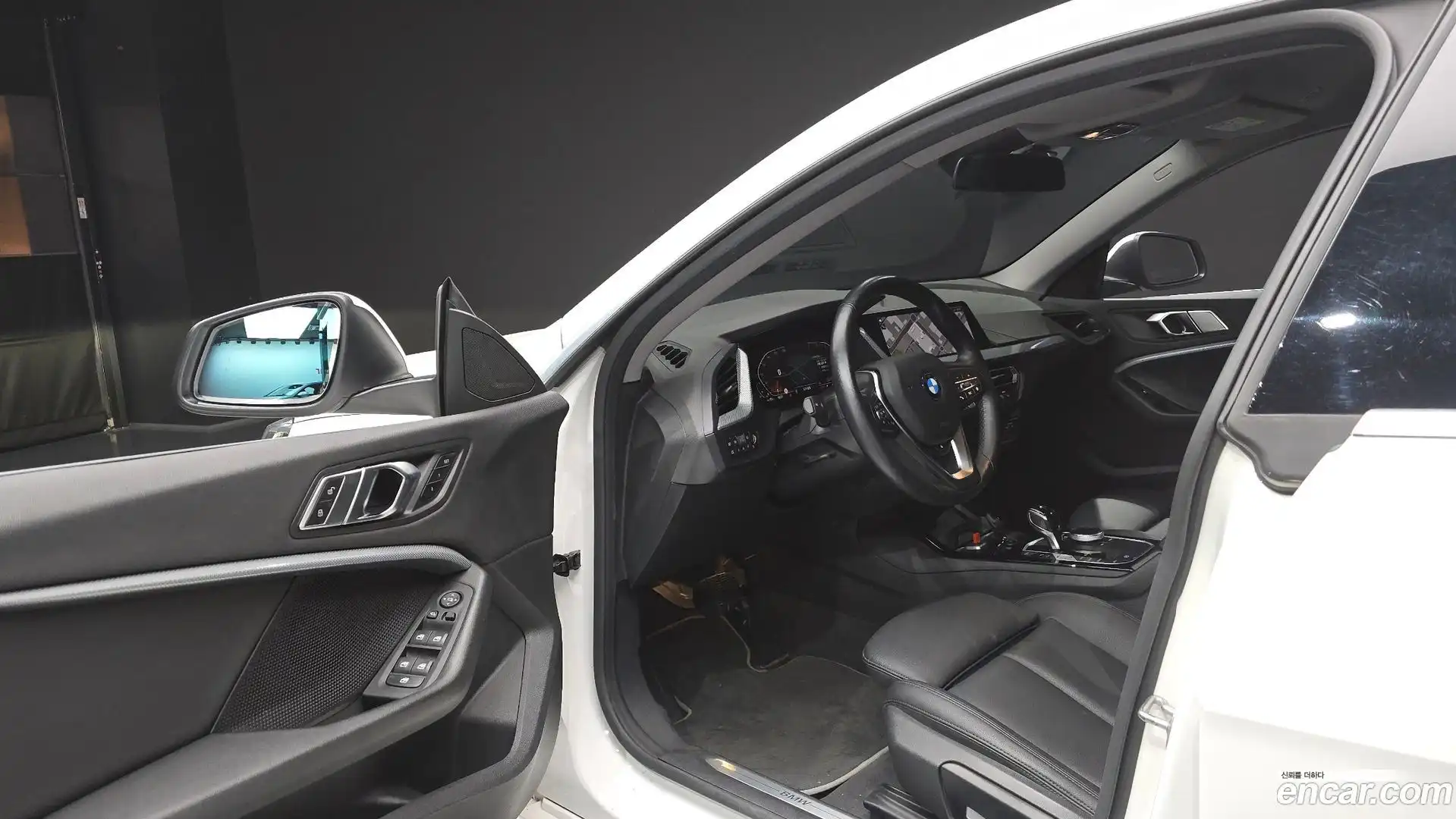 2-Series BMW 2023.0-INNER-010