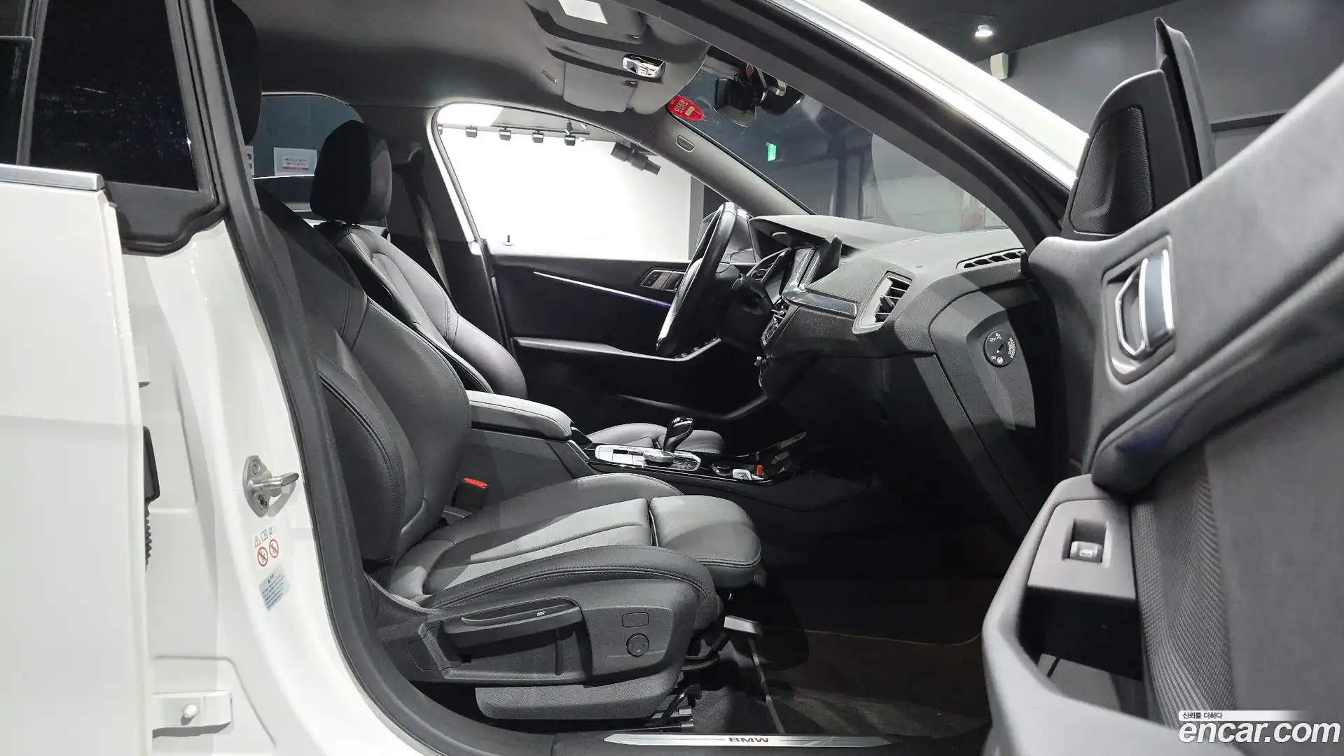 2-Series BMW 2023.0-INNER-036