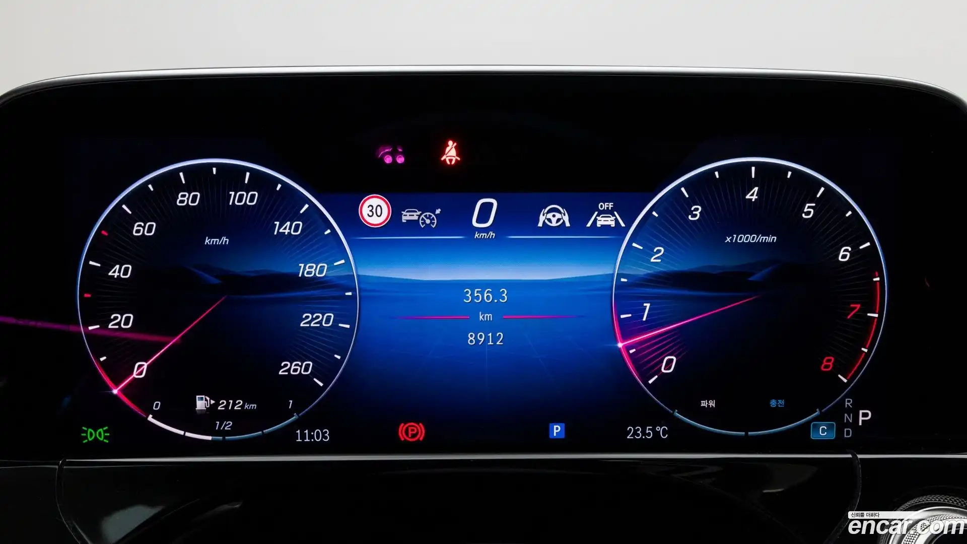 E-Class Mercedes-Benz 2025.7-INNER-008