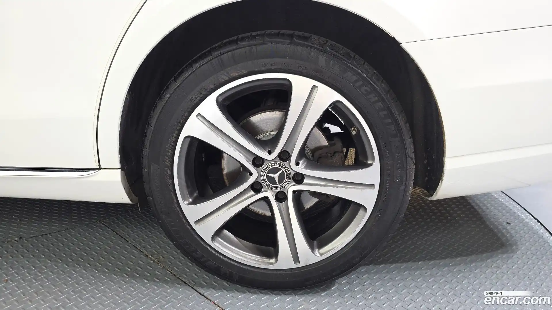 E-Class Mercedes-Benz 2019.0-OUTER-031