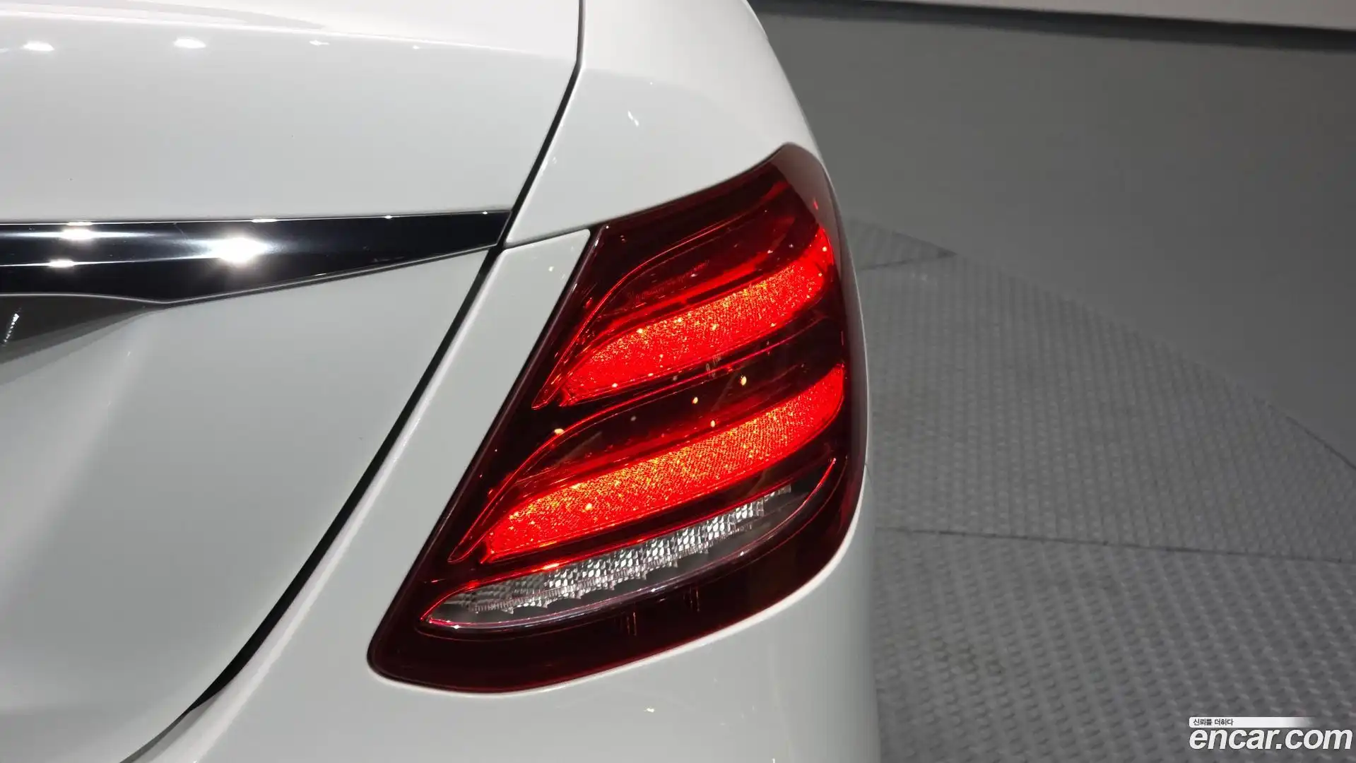 E-Class Mercedes-Benz 2019.0-OUTER-033