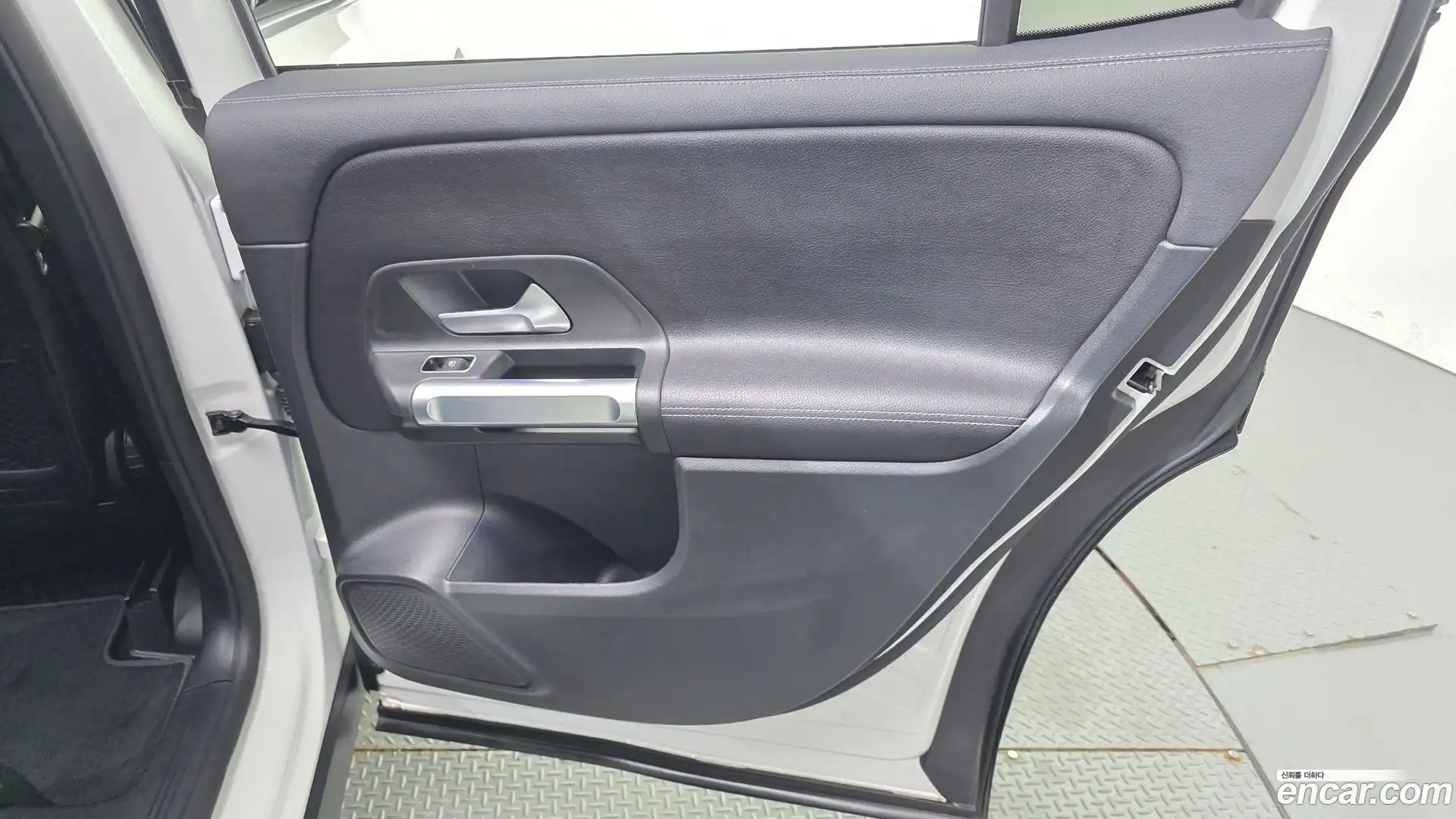 GLB-Class Mercedes-Benz 2022.5-INNER-035