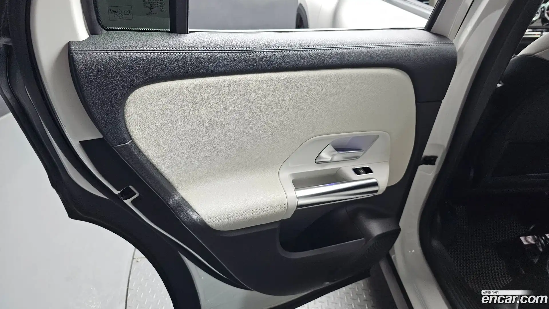 GLA-Class Mercedes-Benz 2020.8-INNER-035