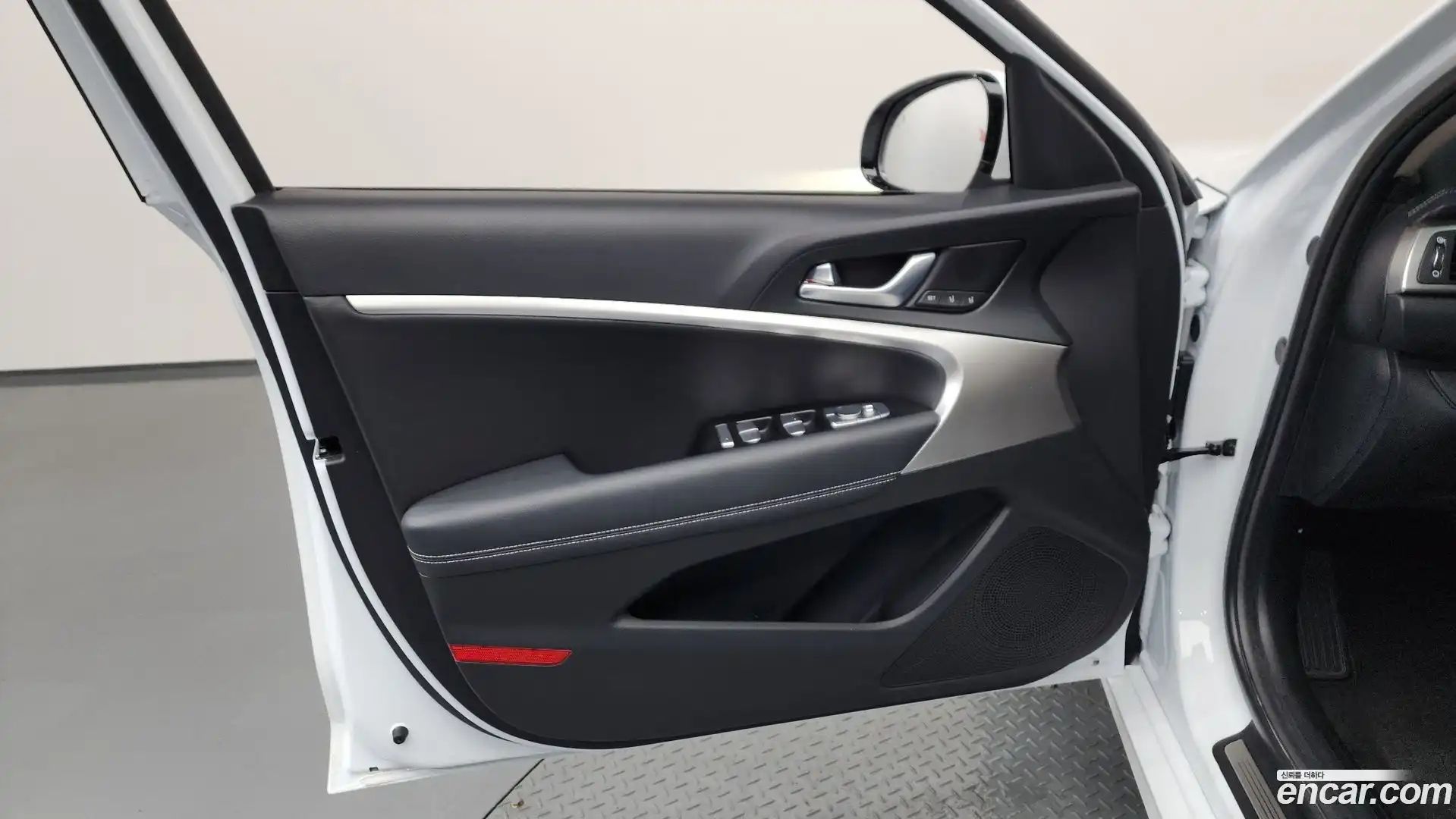 G70 Genesis 2023.0-INNER-034