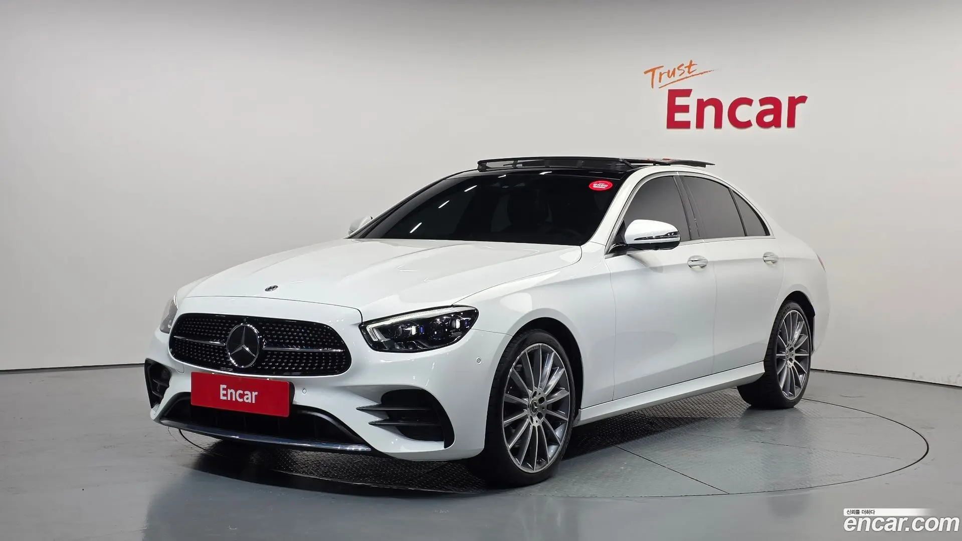 Main__Slider__Photo:E-Class Mercedes-Benz 2021.3-0