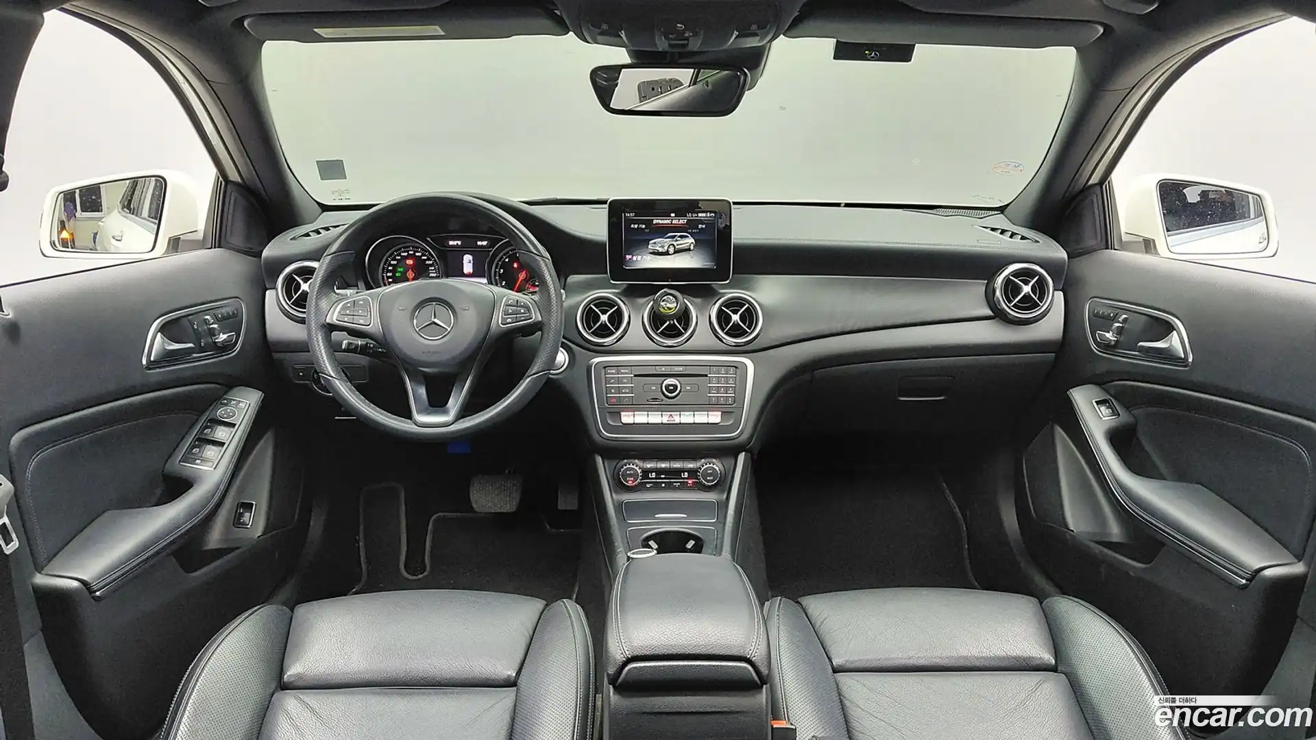 GLA-Class Mercedes-Benz 2017.11-INNER-010