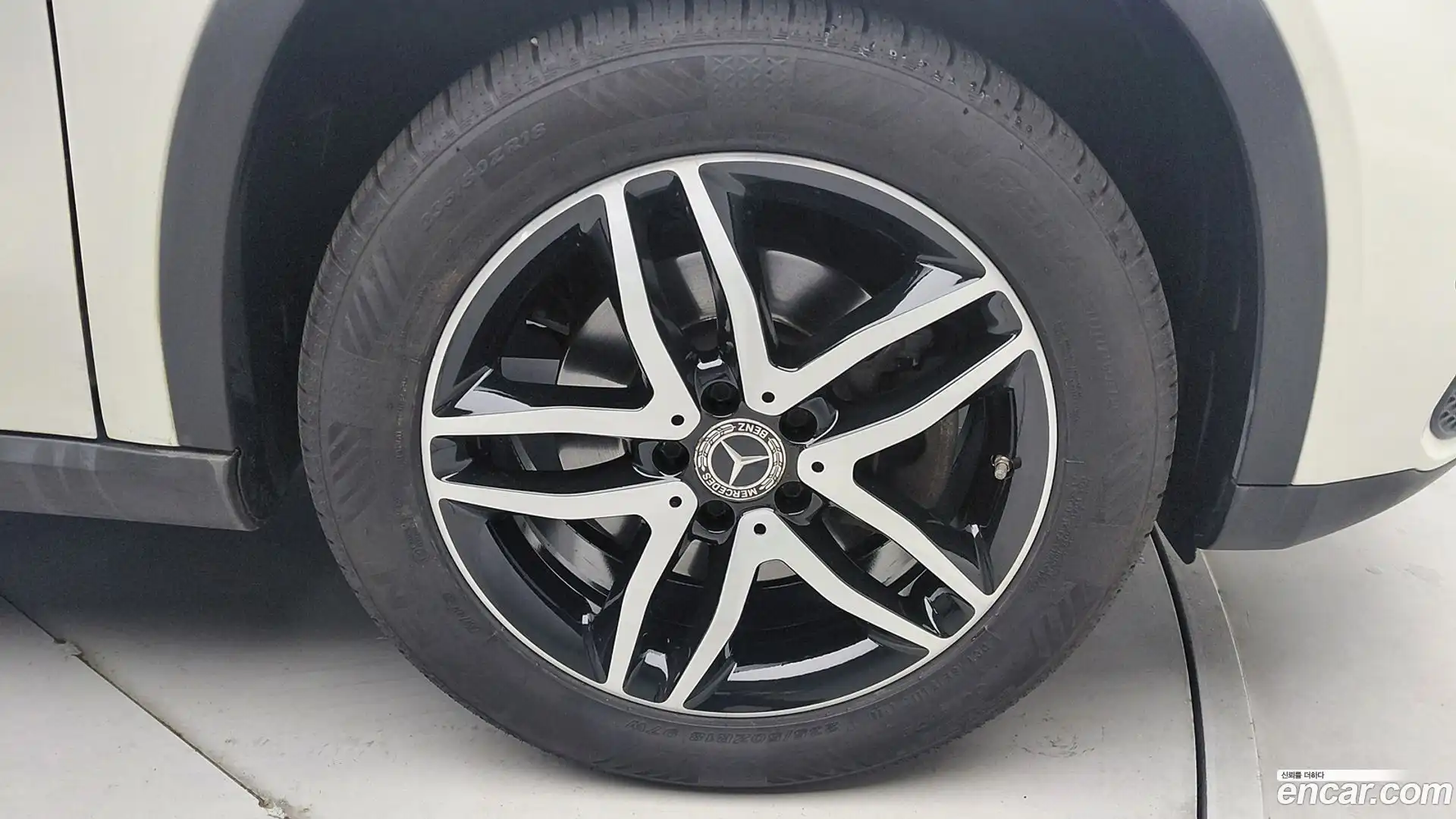 GLA-Class Mercedes-Benz 2017.11-OPTION-024