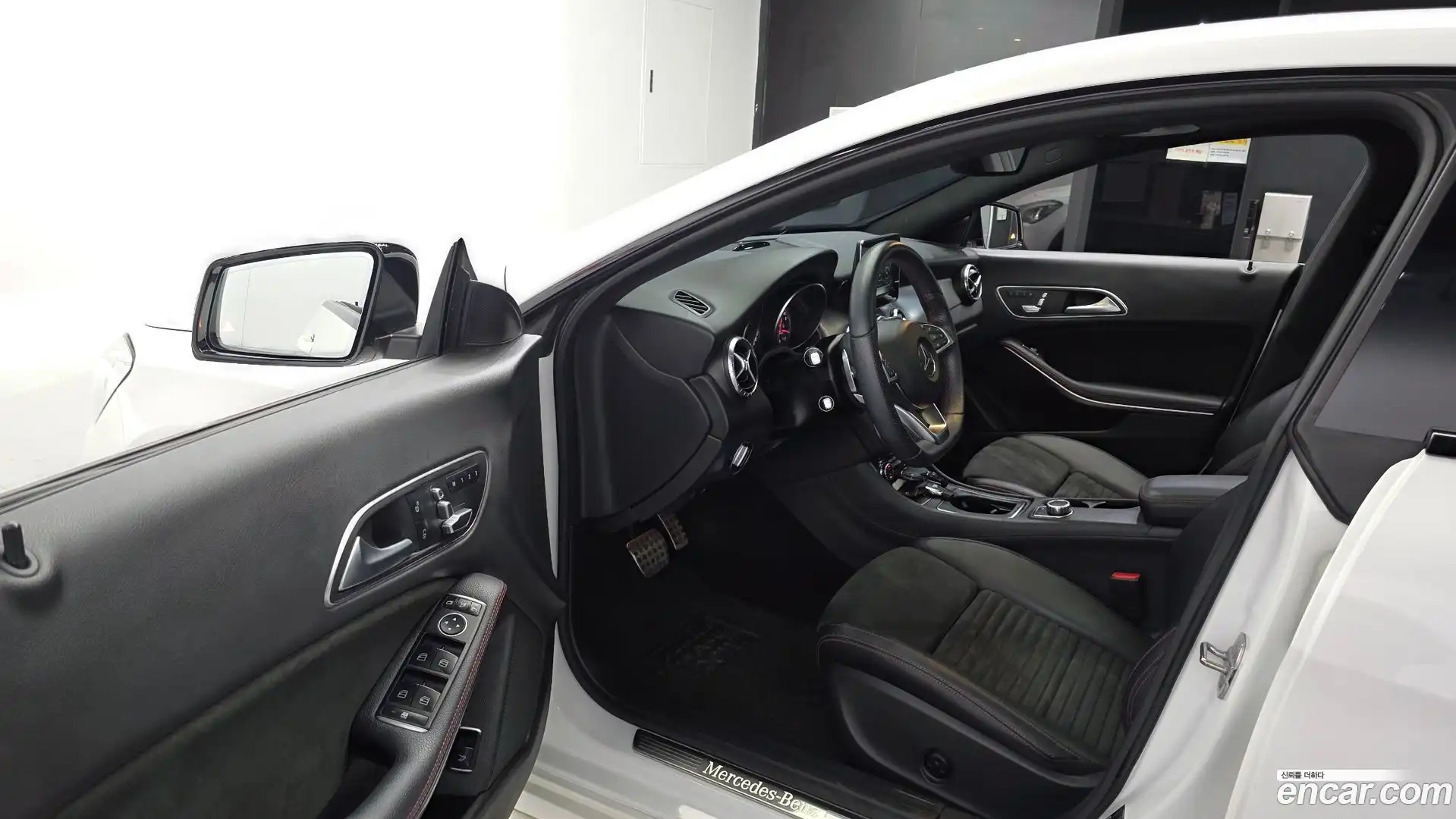 CLA-Class Mercedes-Benz 2018.8-INNER-010