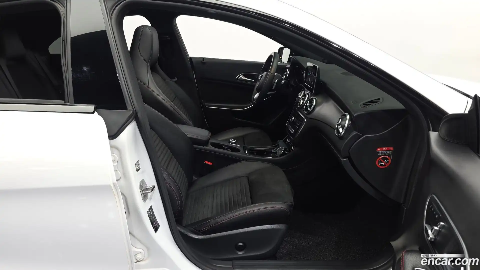 CLA-Class Mercedes-Benz 2018.8-INNER-036