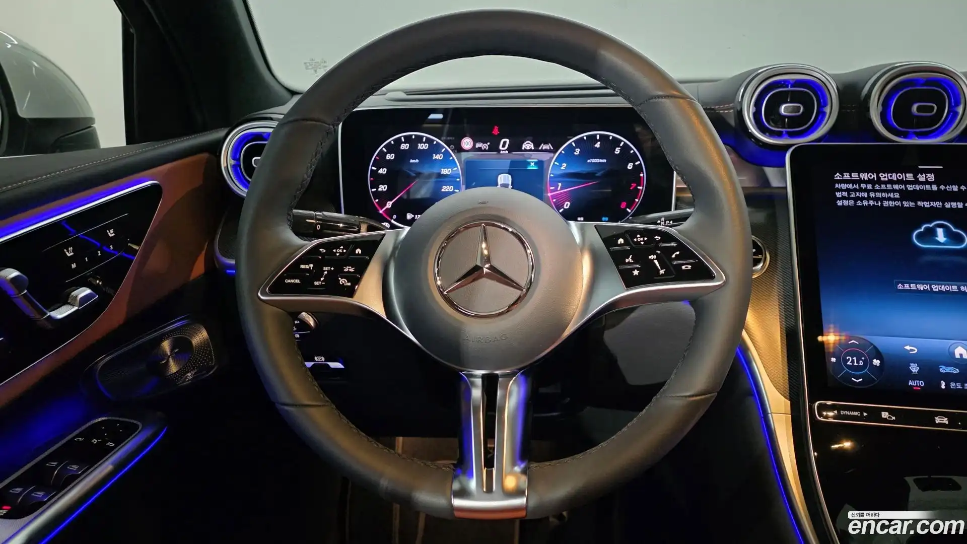 GLC-Class Mercedes-Benz 2025.0-INNER-009