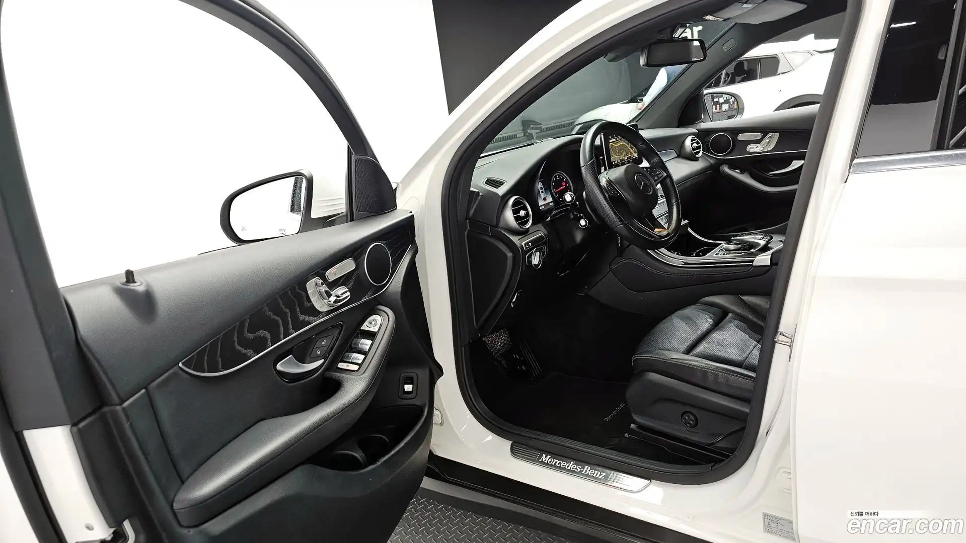 GLC-Class Mercedes-Benz 2019.2-INNER-010