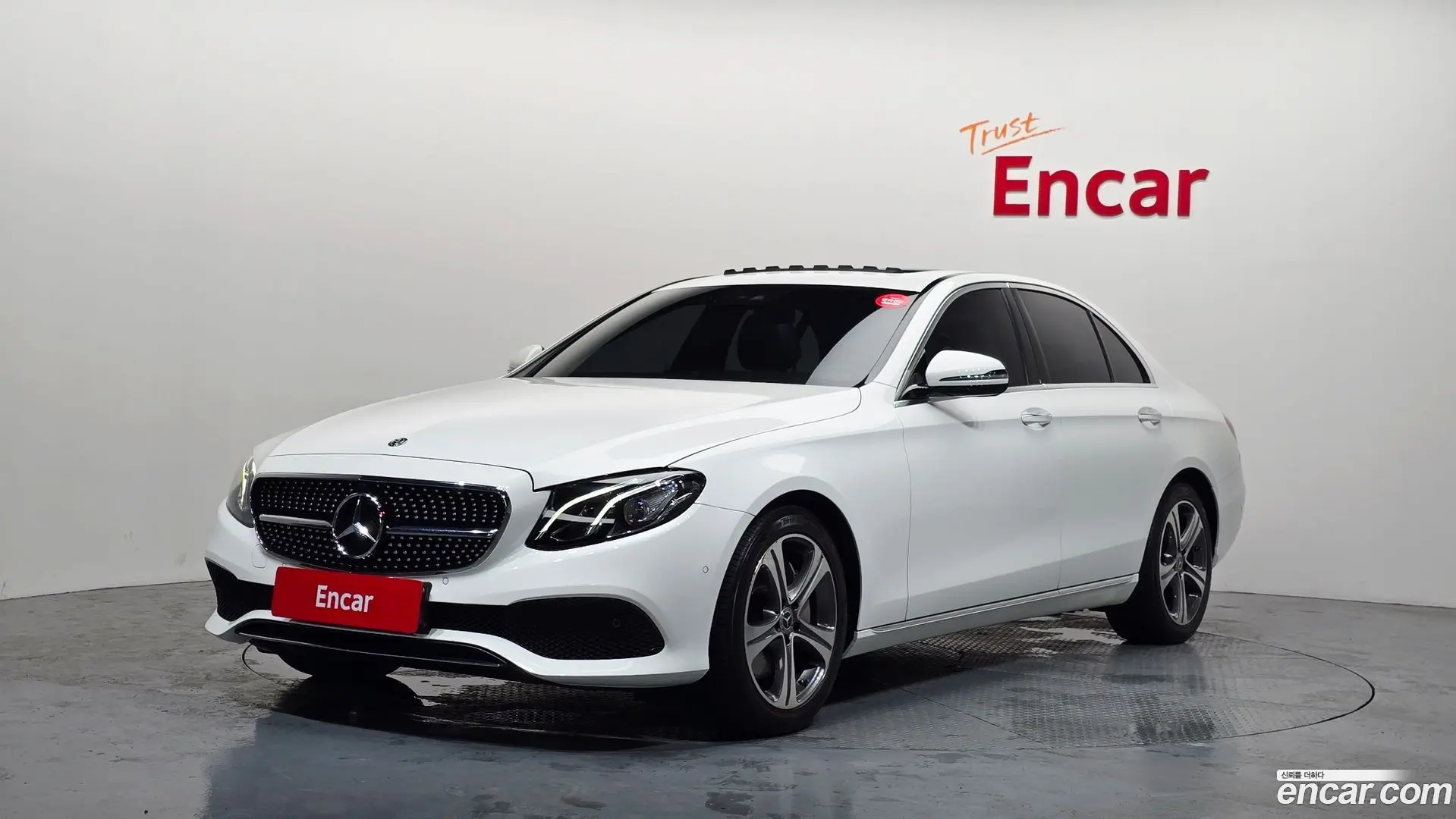 Main__Slider__Photo:E-Class Mercedes-Benz 2018.9-0