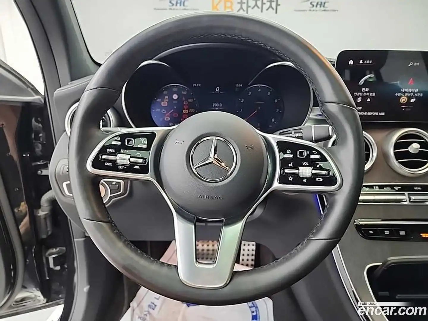 GLC-Class Mercedes-Benz 2022.8-INNER-009