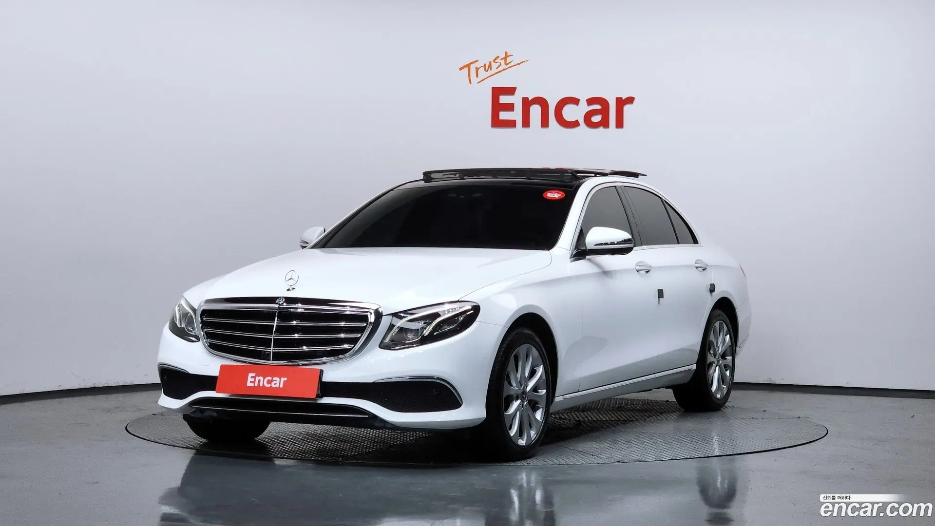 Main__Slider__Photo:E-Class Mercedes-Benz 2019.6-0