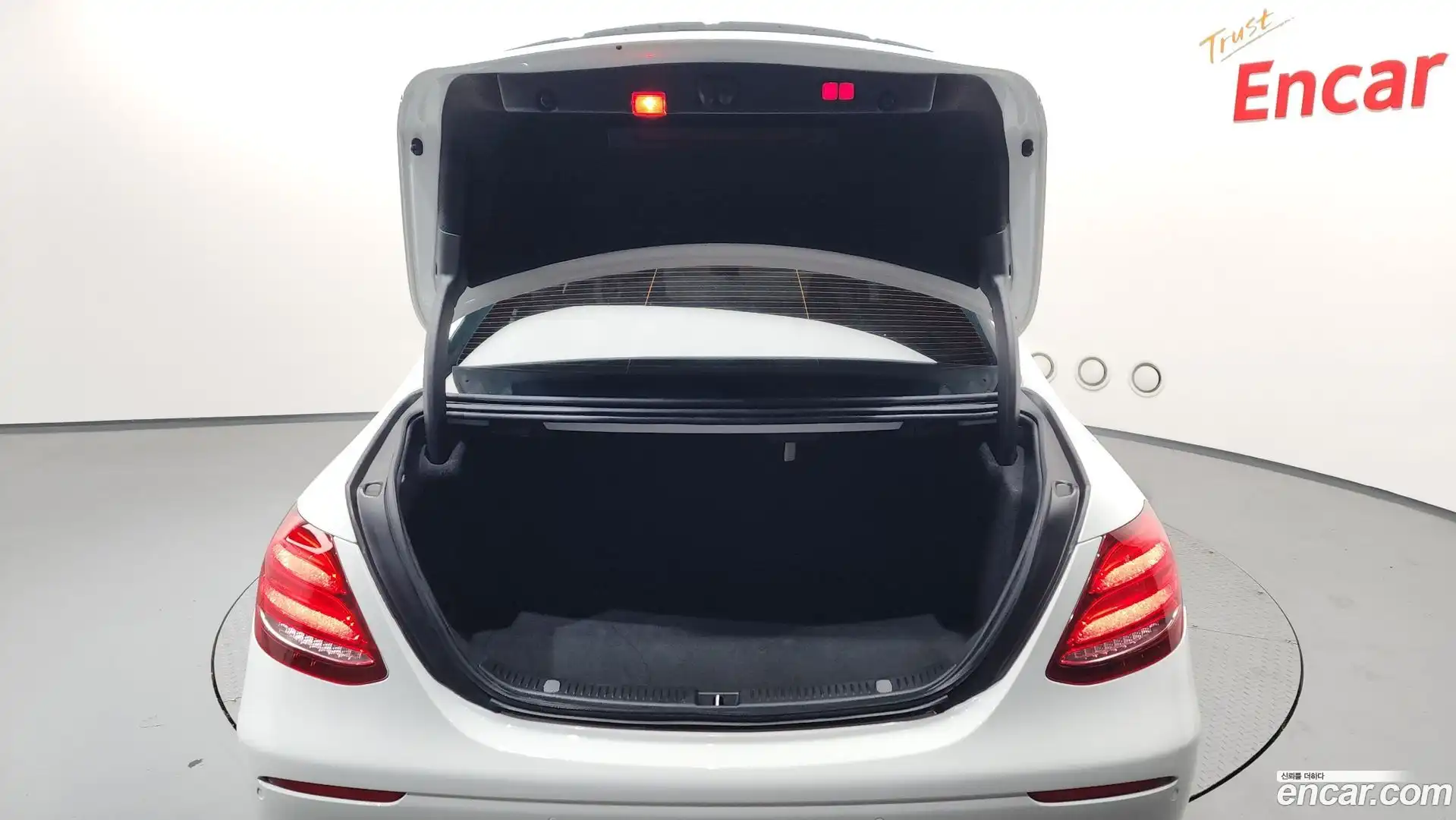 E-Class Mercedes-Benz 2019.6-OPTION-041