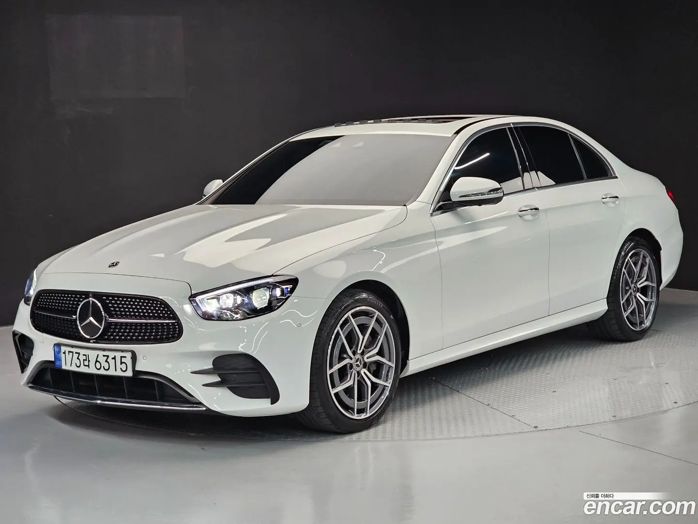 Main__Slider__Photo:E-Class Mercedes-Benz 2023.11-0