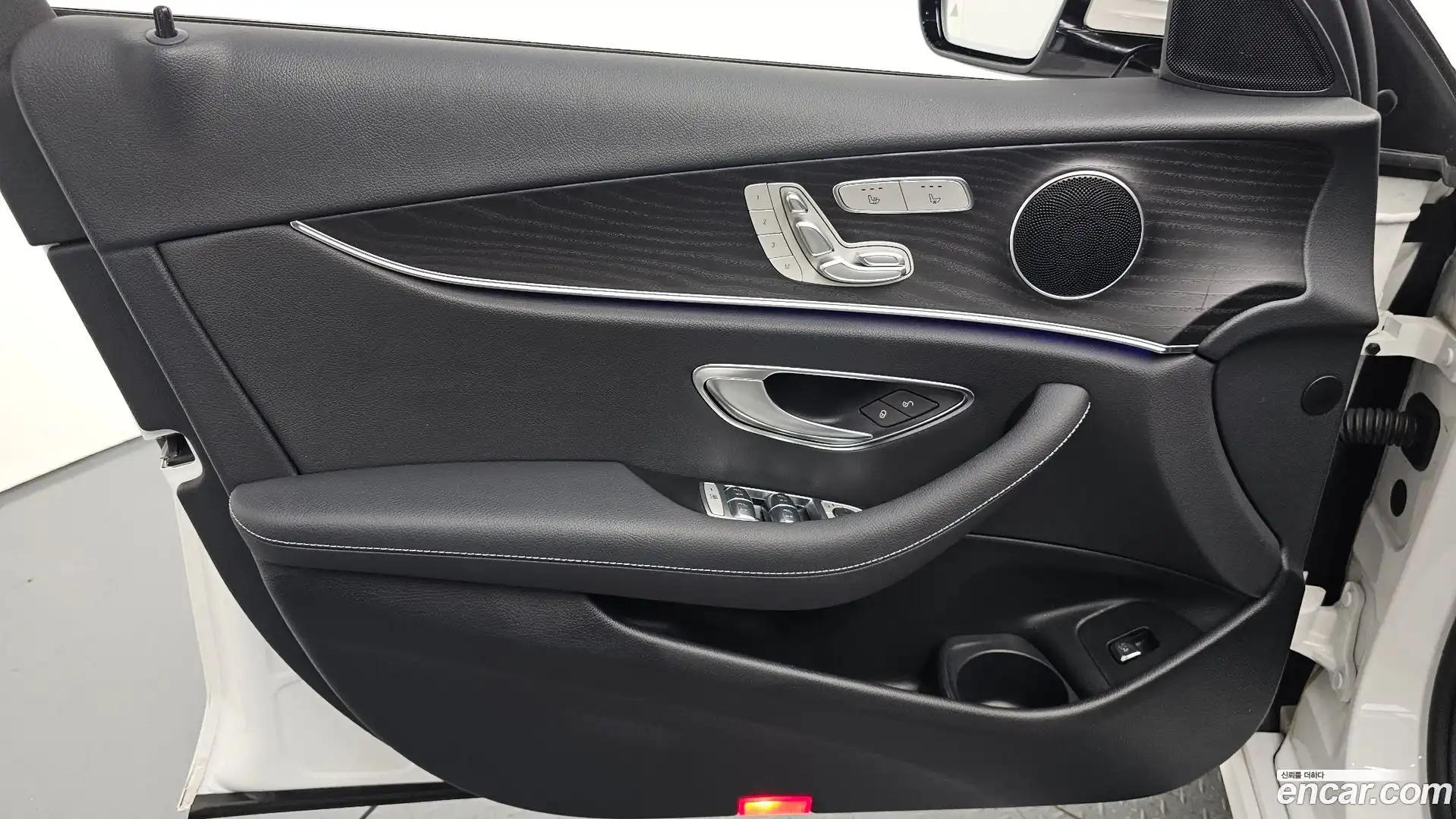 E-Class Mercedes-Benz 2023.9-INNER-034