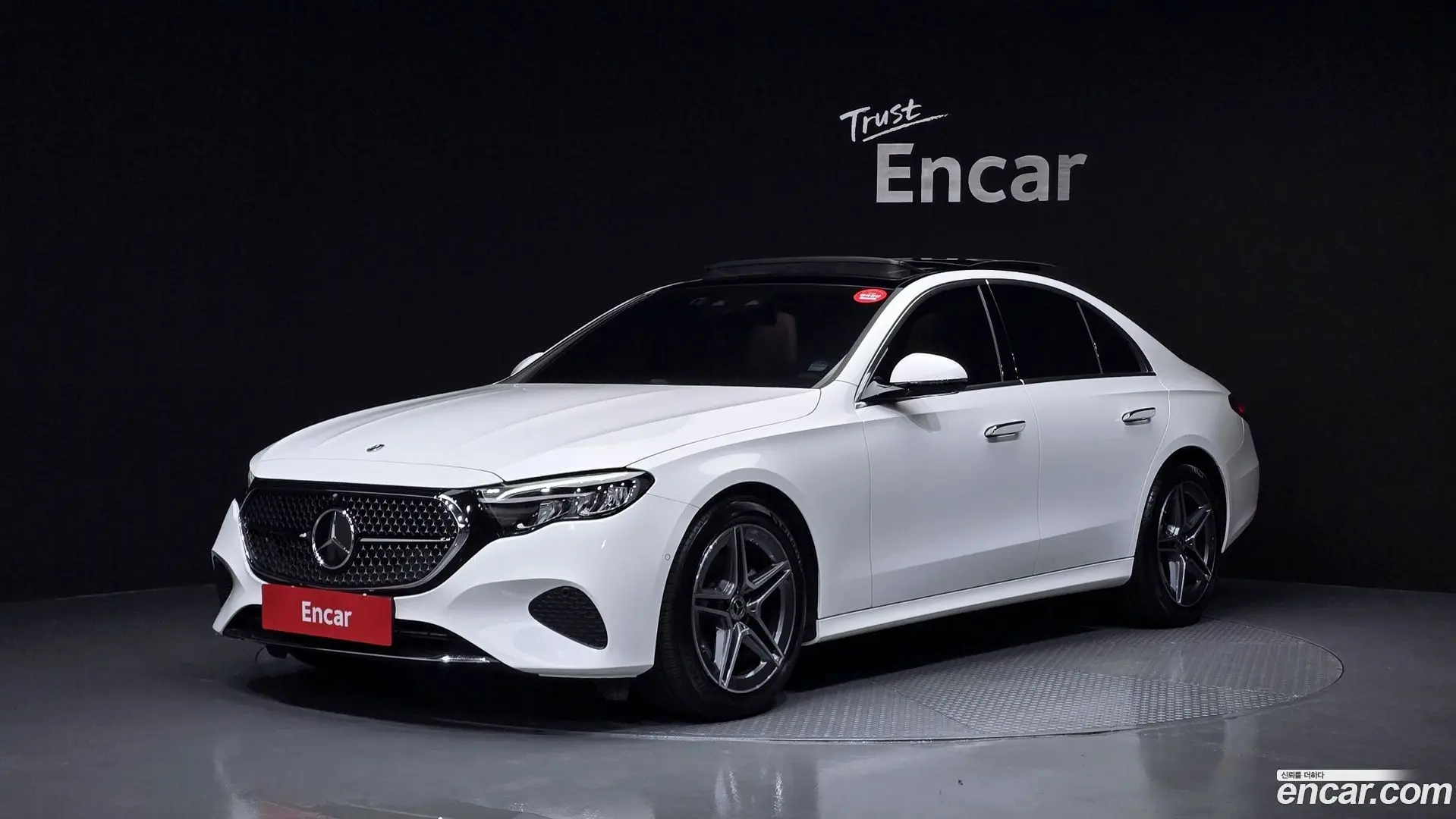 Main__Slider__Photo:E-Class Mercedes-Benz 2024.8-0