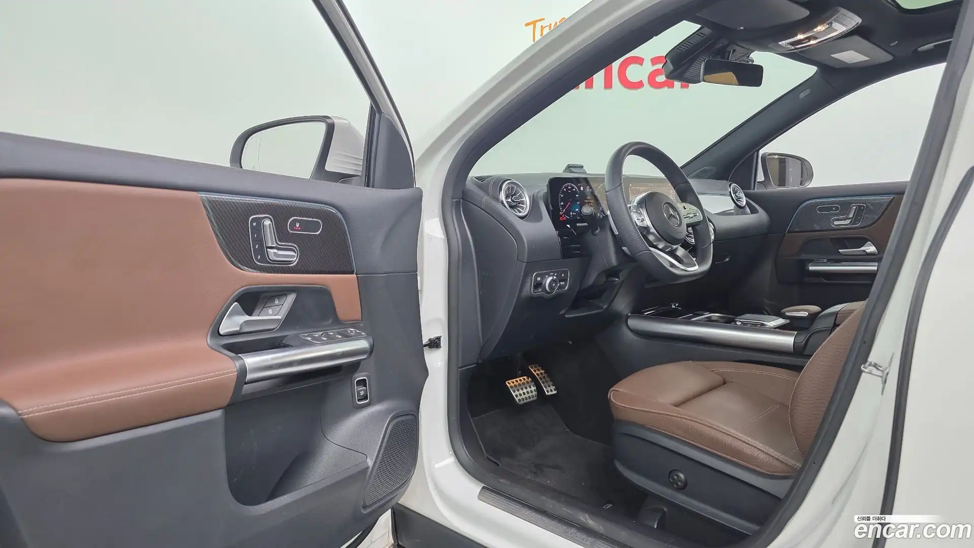 GLA-Class Mercedes-Benz 2022.11-INNER-010