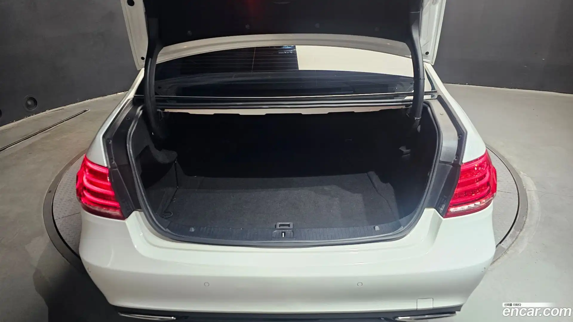 E-Class Mercedes-Benz 2015.11-OPTION-024