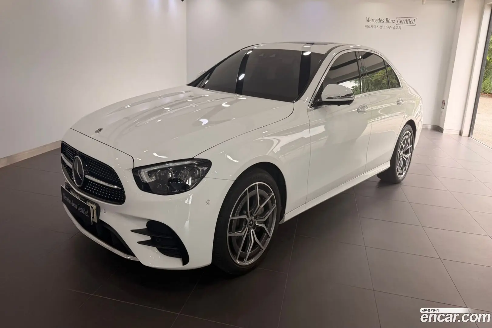 Main__Slider__Photo:E-Class Mercedes-Benz 2023.8-0