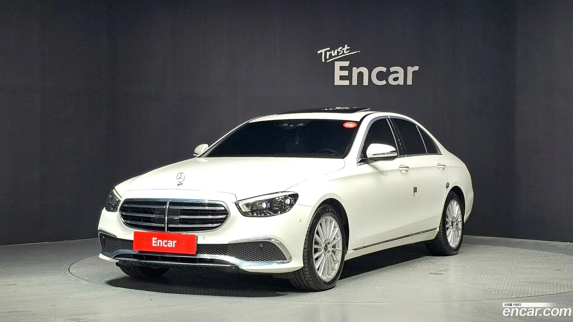 Main__Slider__Photo:E-Class Mercedes-Benz 2021.8-0