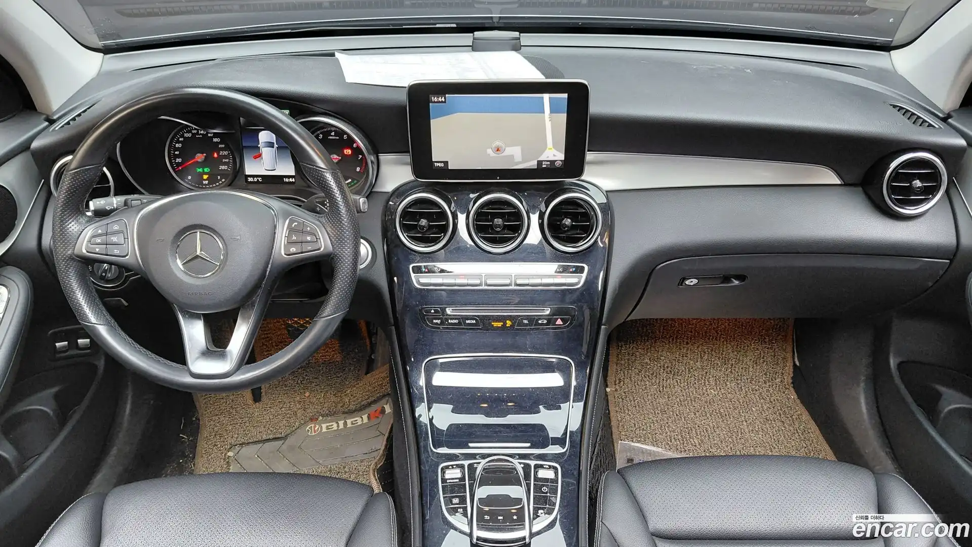GLC-Class Mercedes-Benz 2018.10-INNER-007