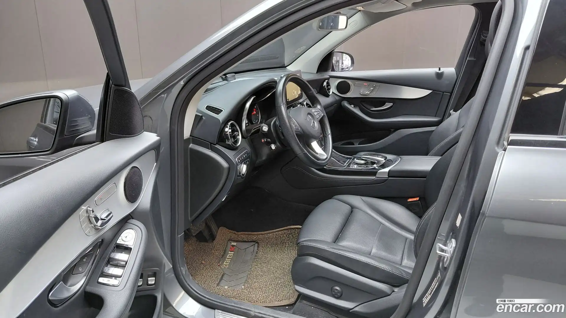 GLC-Class Mercedes-Benz 2018.10-INNER-010