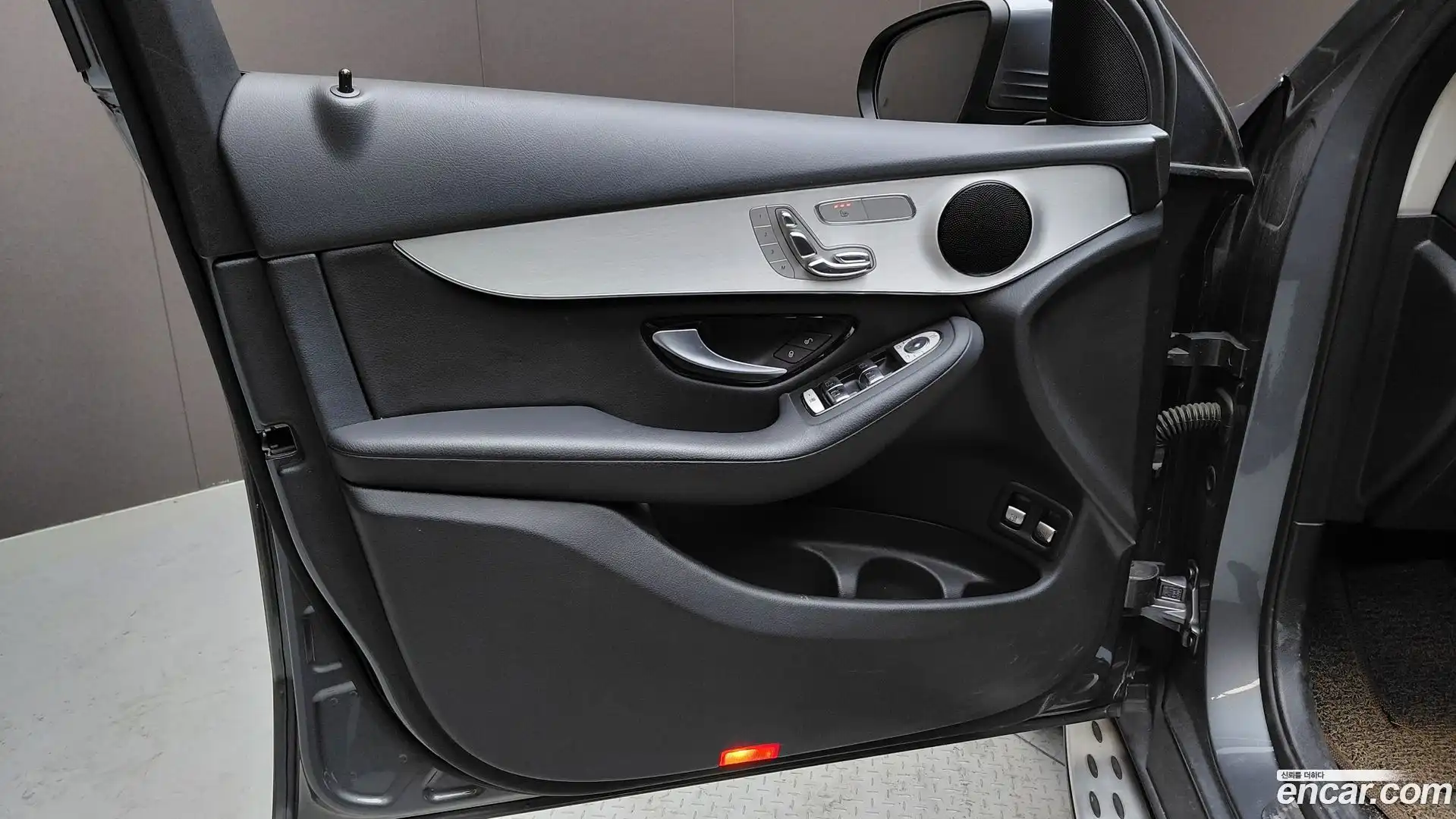 GLC-Class Mercedes-Benz 2018.10-INNER-034