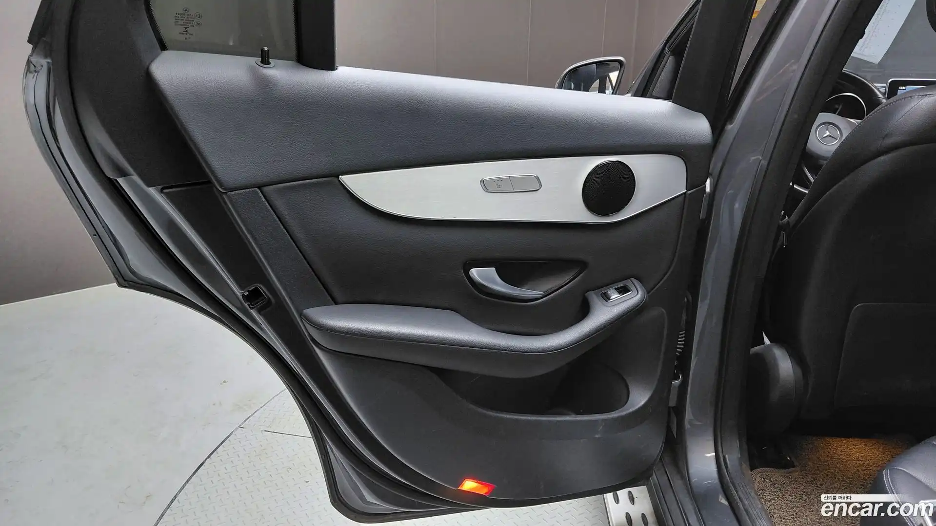 GLC-Class Mercedes-Benz 2018.10-INNER-035