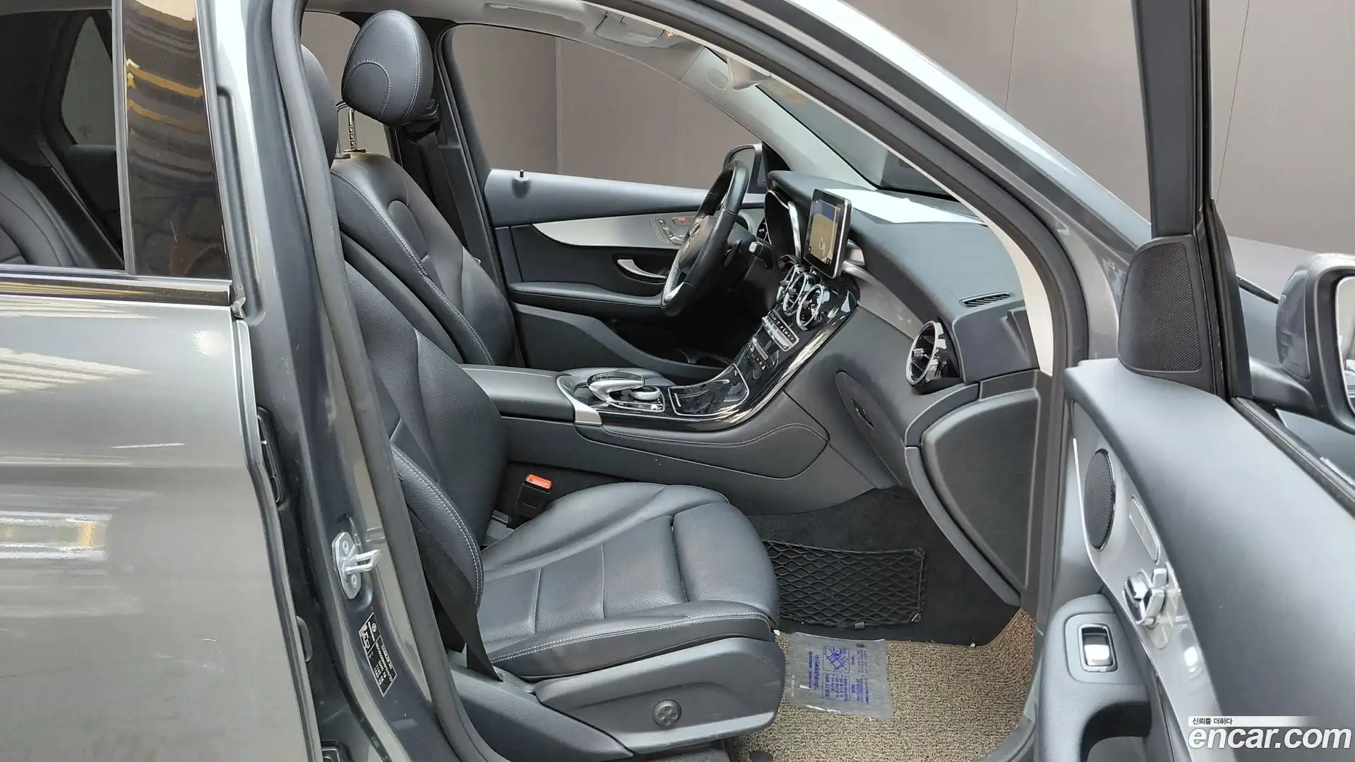 GLC-Class Mercedes-Benz 2018.10-INNER-036