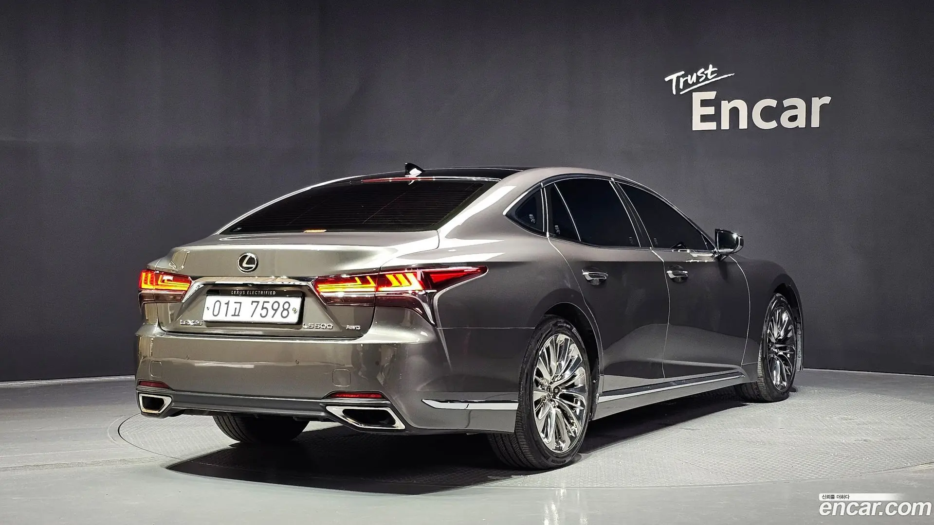 Main__Slider__Photo:LS Lexus 2019.4-1