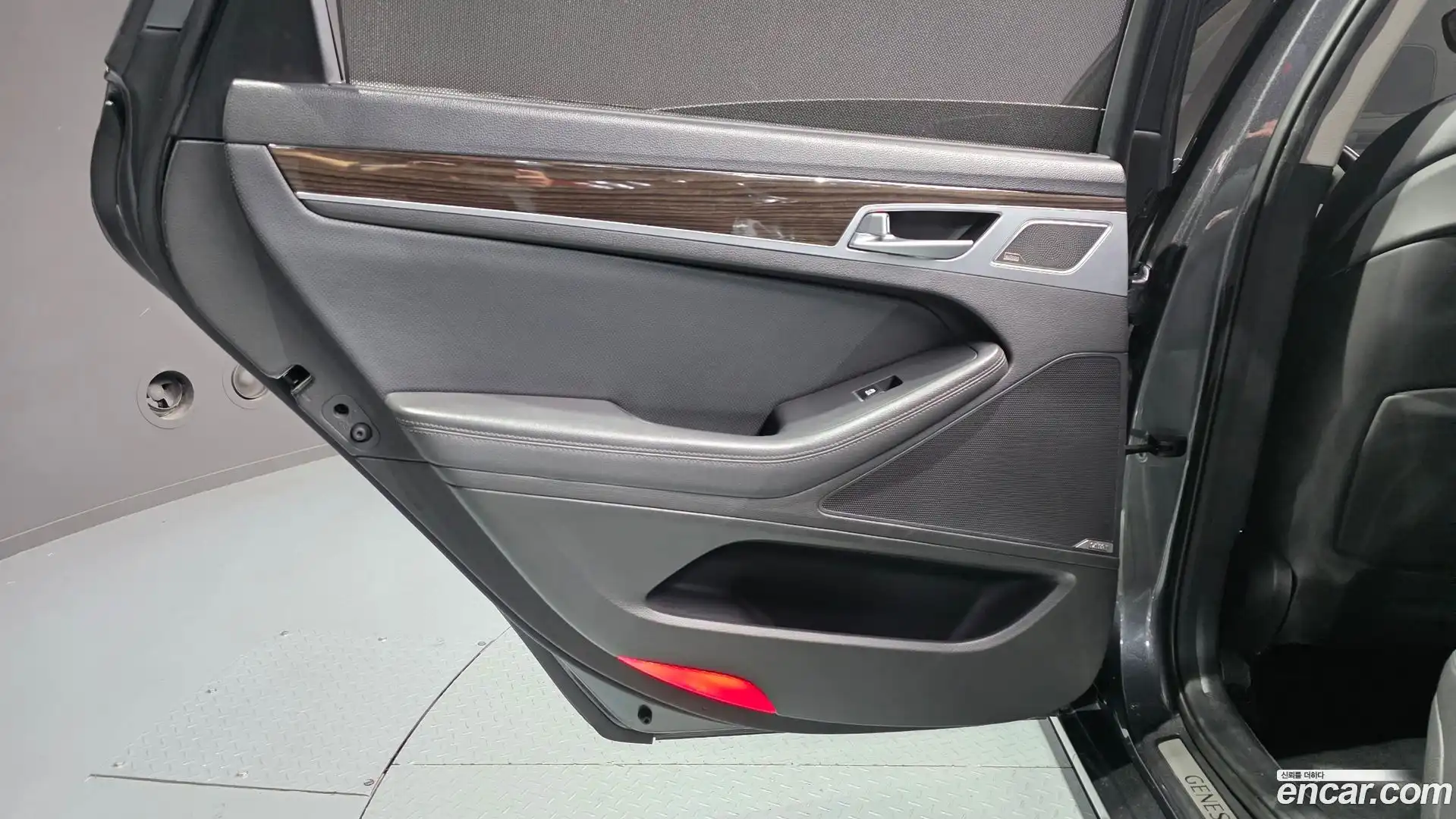 G80 Genesis 2017.1-INNER-035