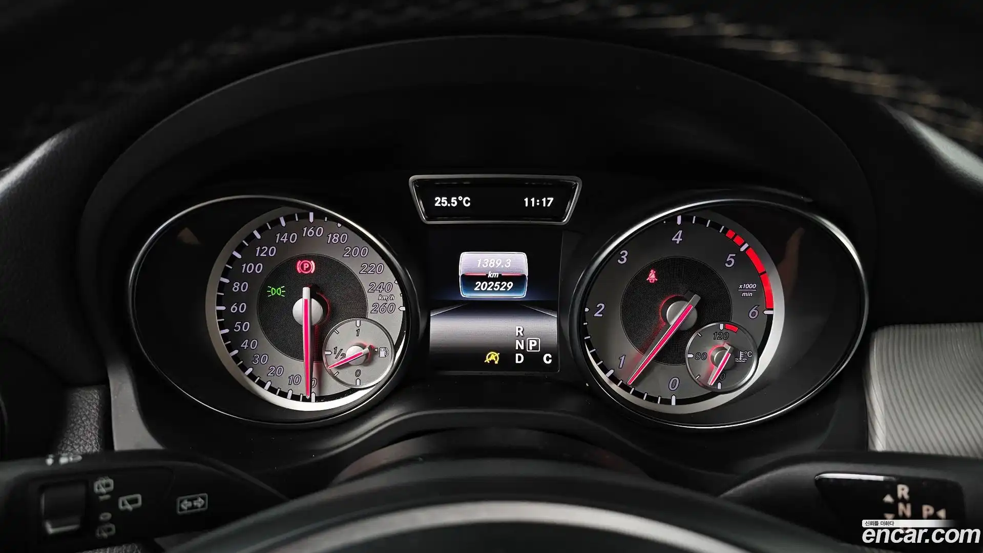 GLA-Class Mercedes-Benz 2016.6-INNER-008