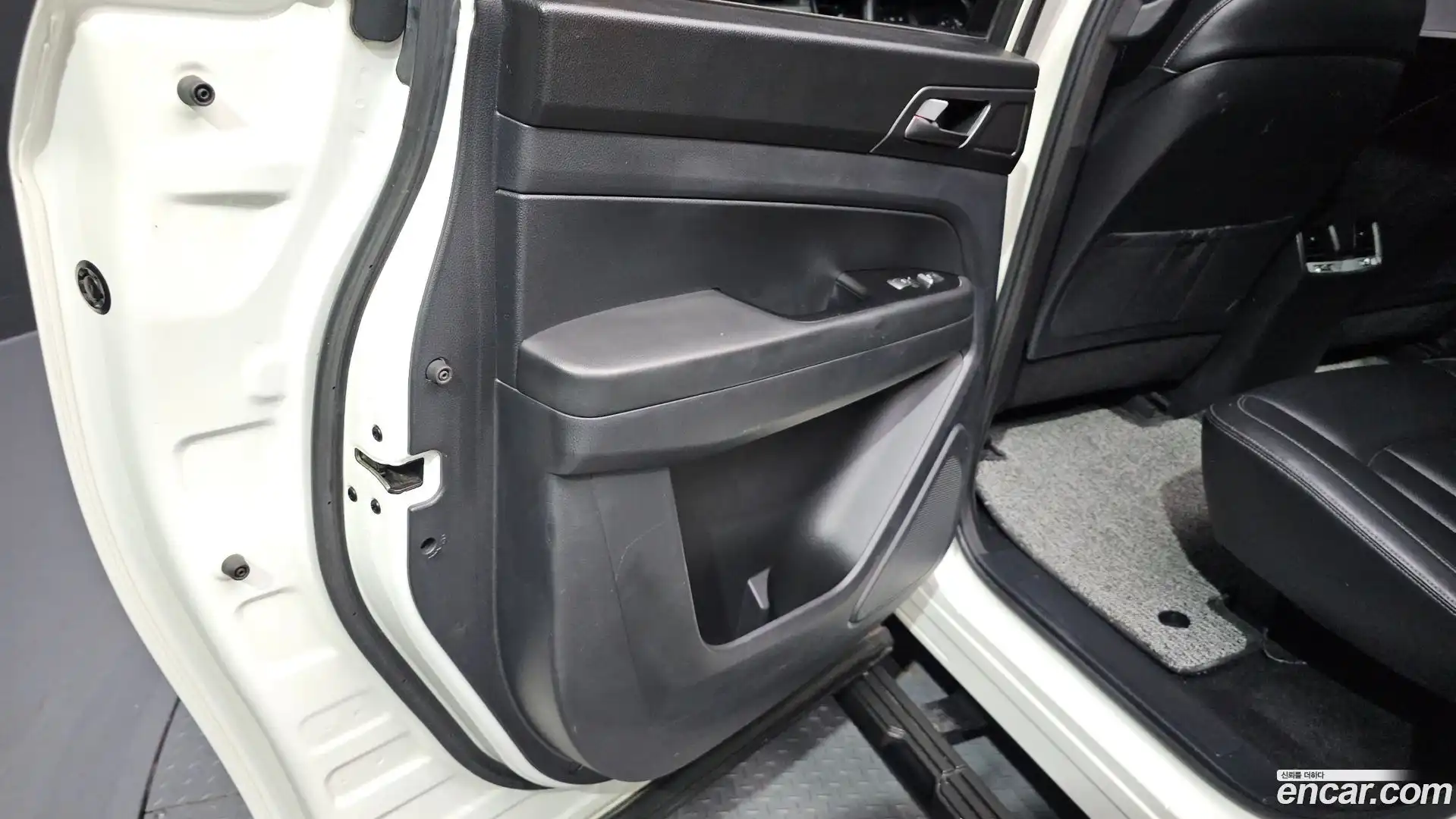 Rexton KG Mobility 2022.7-INNER-035