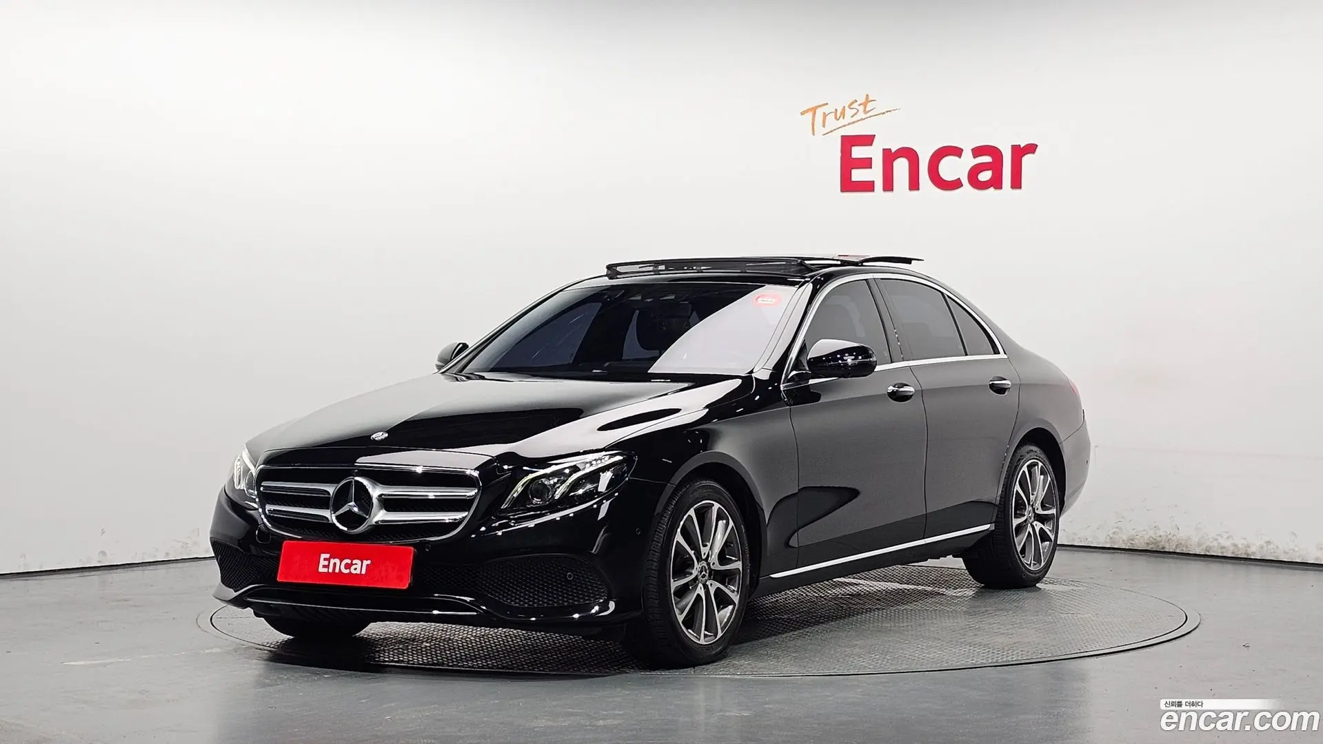 Main__Slider__Photo:E-Class Mercedes-Benz 2018.10-0