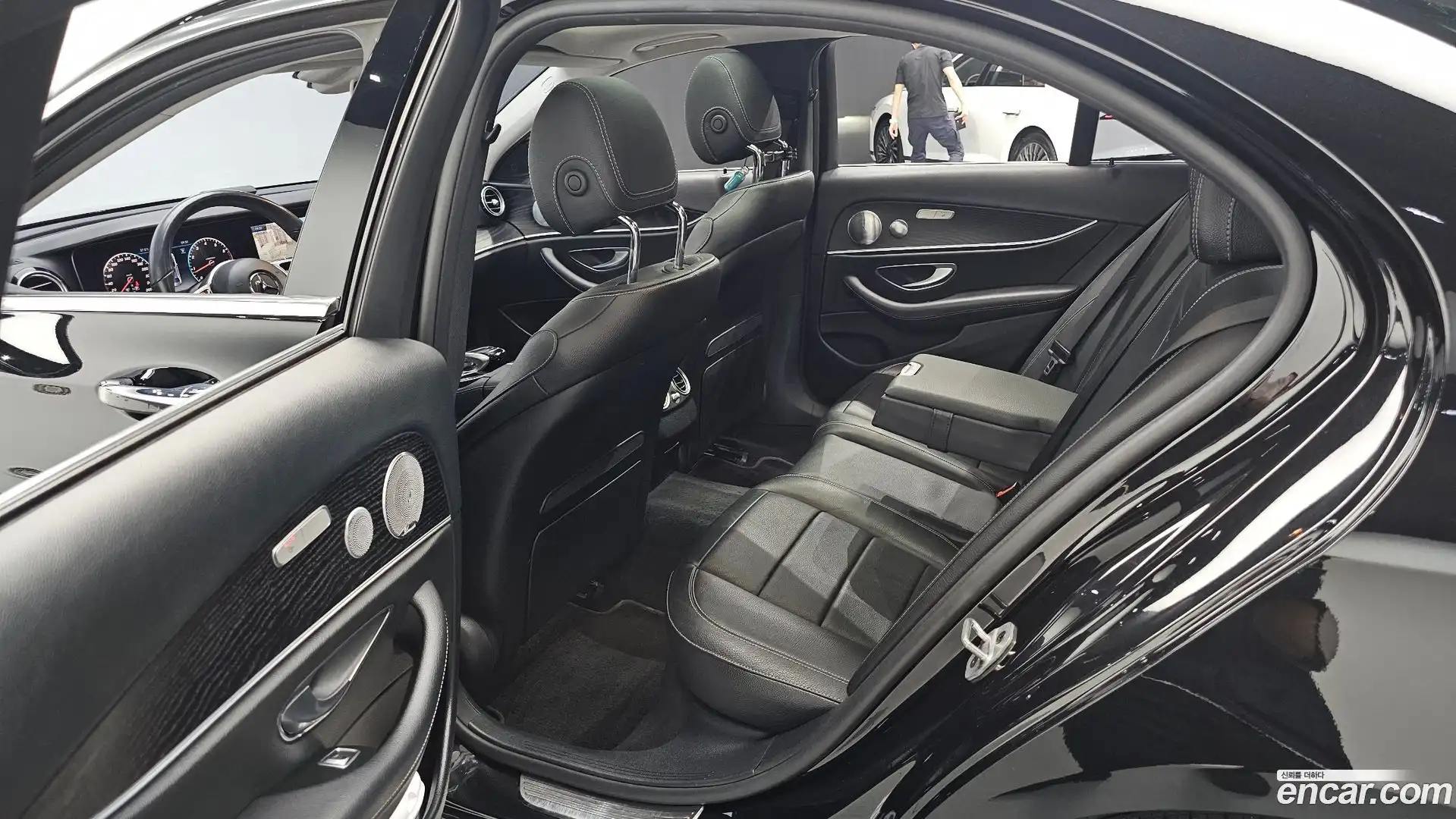 E-Class Mercedes-Benz 2018.10-OPTION-016