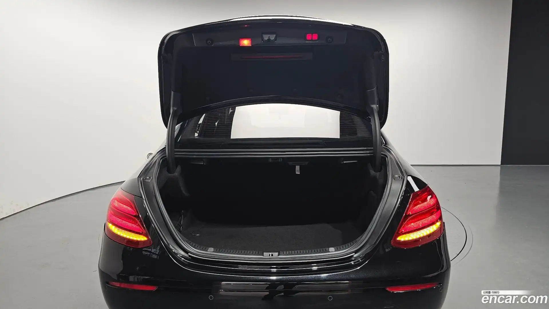 E-Class Mercedes-Benz 2018.10-OPTION-024