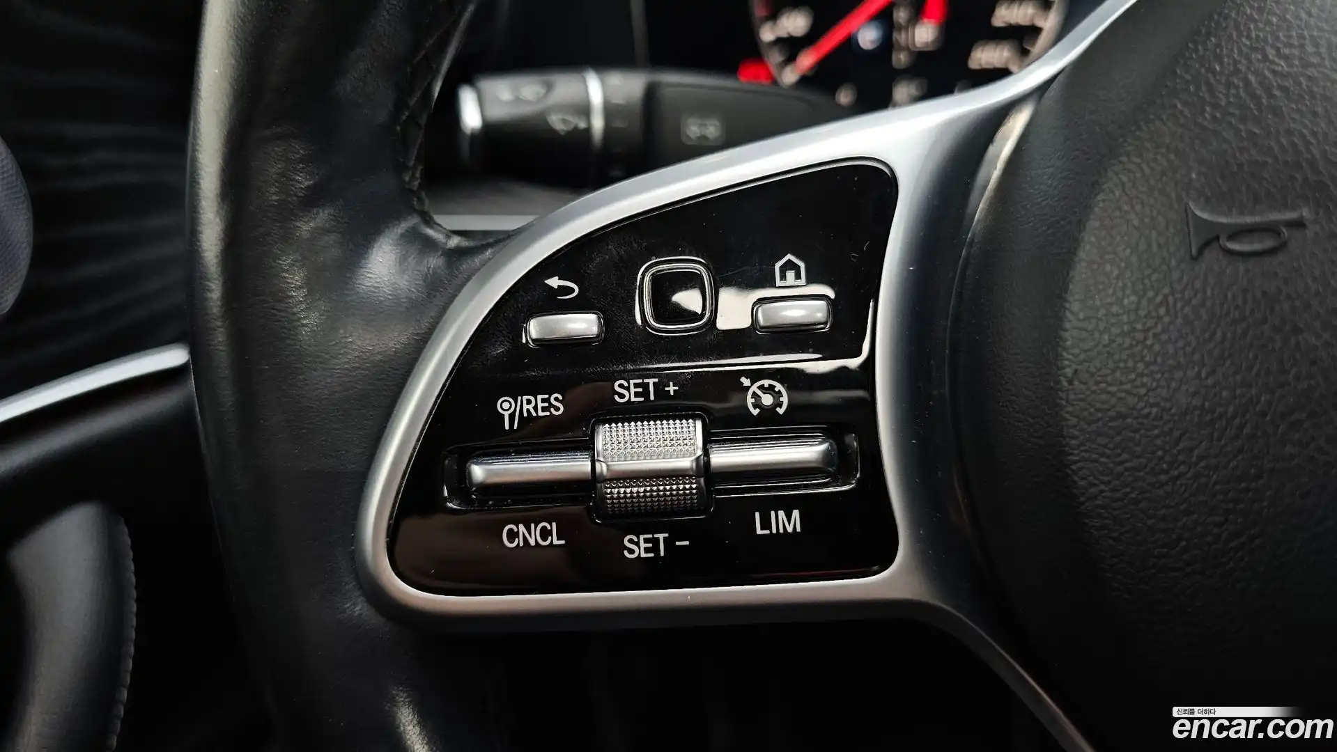 E-Class Mercedes-Benz 2018.10-OPTION-041