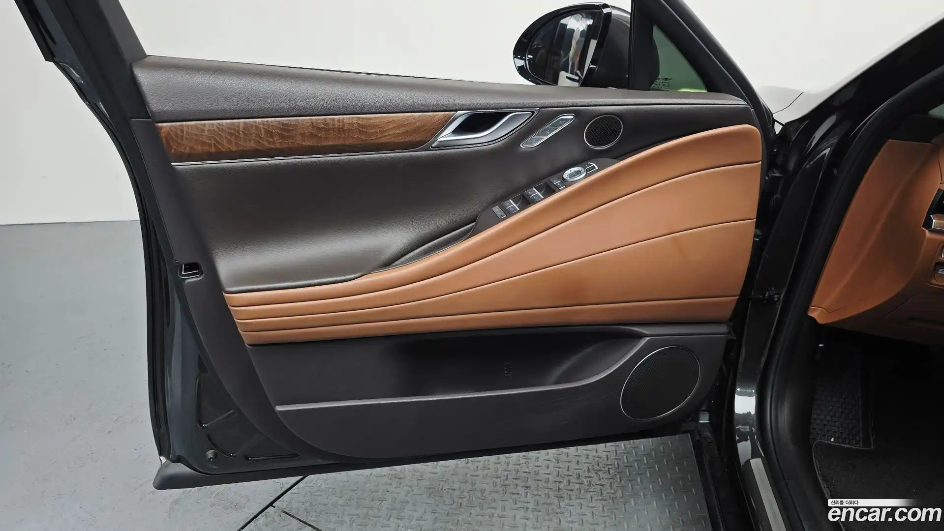 G80 Genesis 2023.0-INNER-034