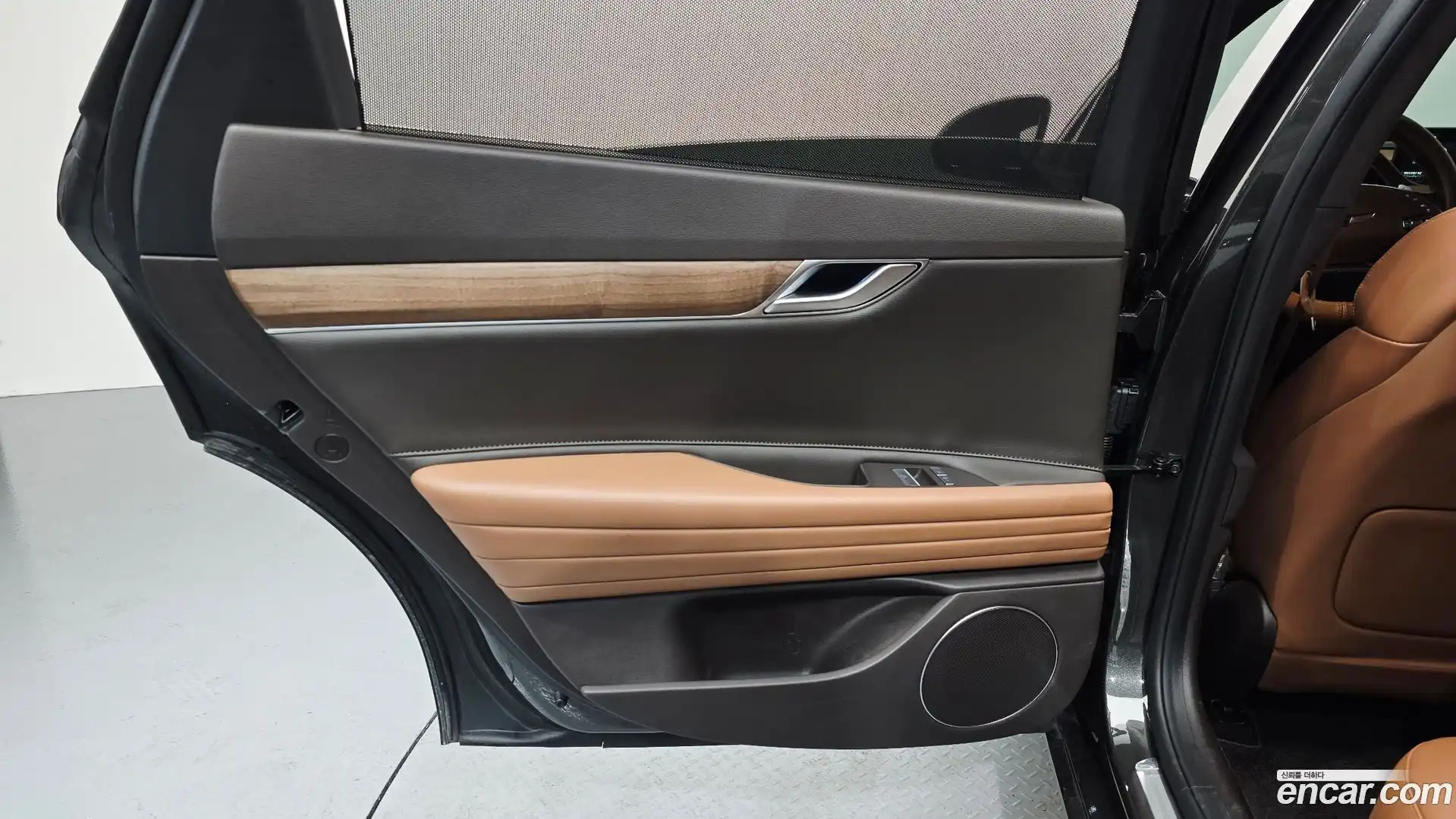 G80 Genesis 2023.0-INNER-035