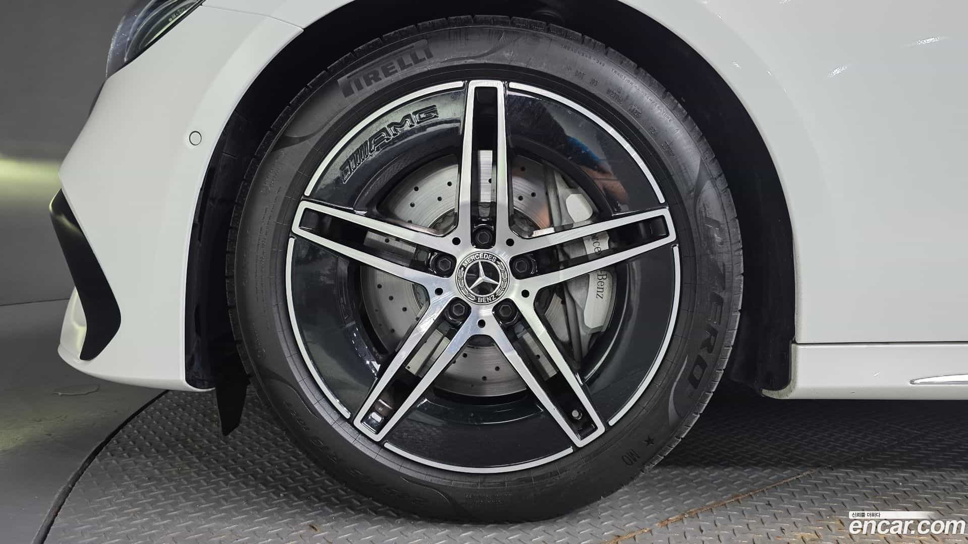 E-Class Mercedes-Benz 2025.10-OUTER-005