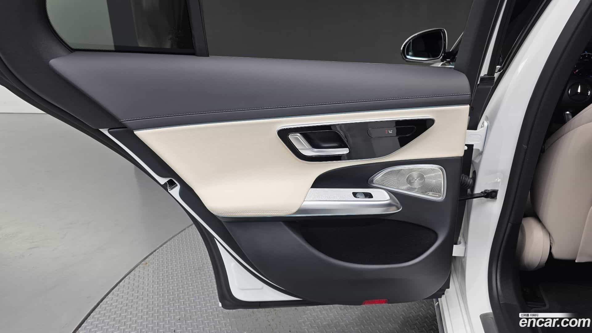 E-Class Mercedes-Benz 2025.10-INNER-035
